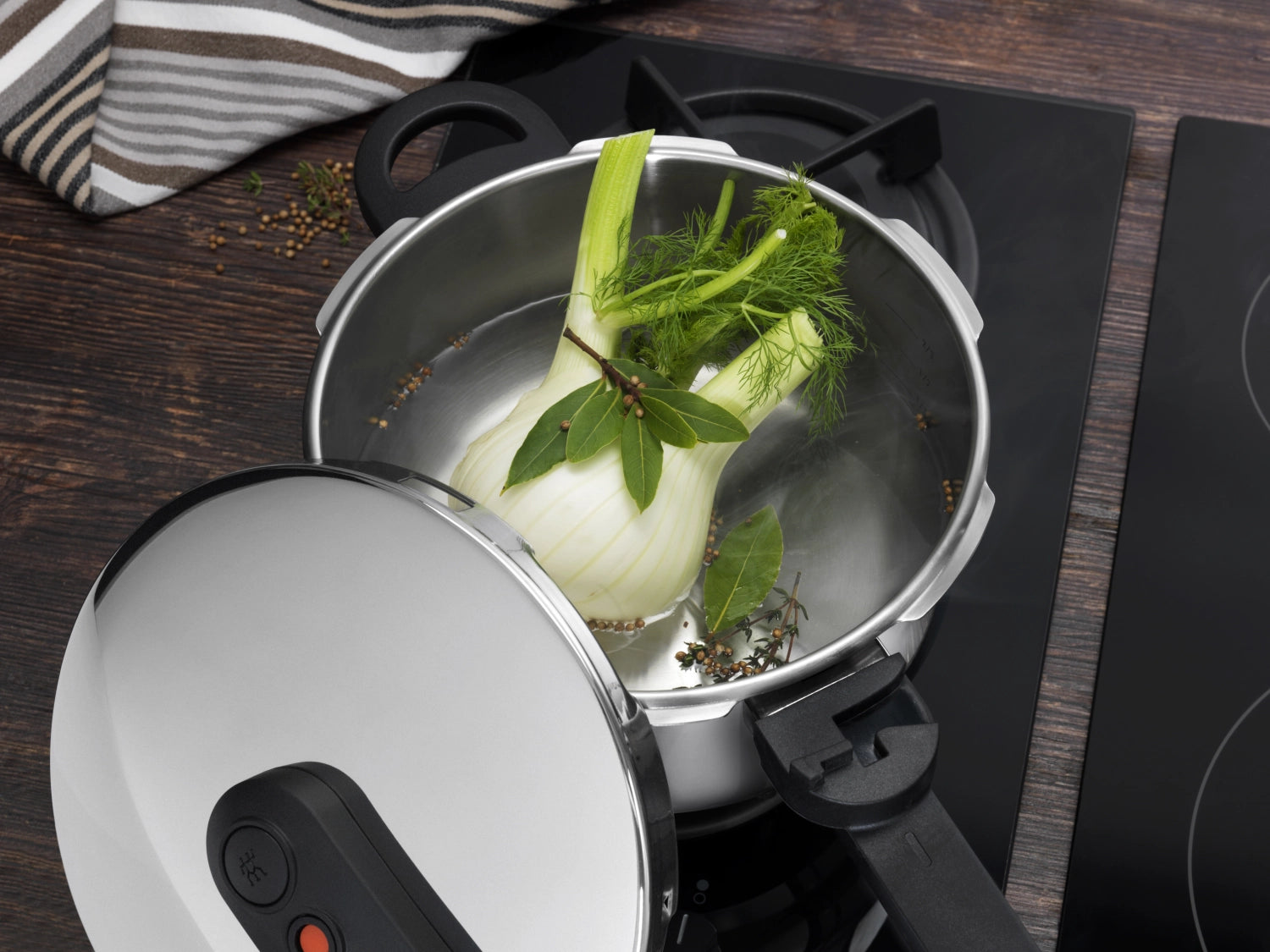 Erleben Sie den Ecoquick II Dampfkochtopf von Zwilling: 6l, für schnelles und gesundes Kochen, aus langlebigem Edelstahl, spülmaschinenfest und elegant.