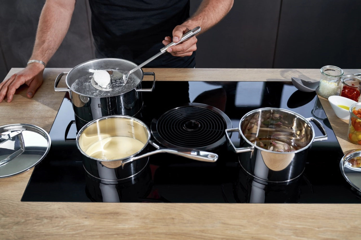 Erleben Sie das 5-teilige Zwilling Passion Kochgeschirr-Set. Perfekt für anspruchsvolle Köche, vereint es Funktionalität und stilvolles Design.