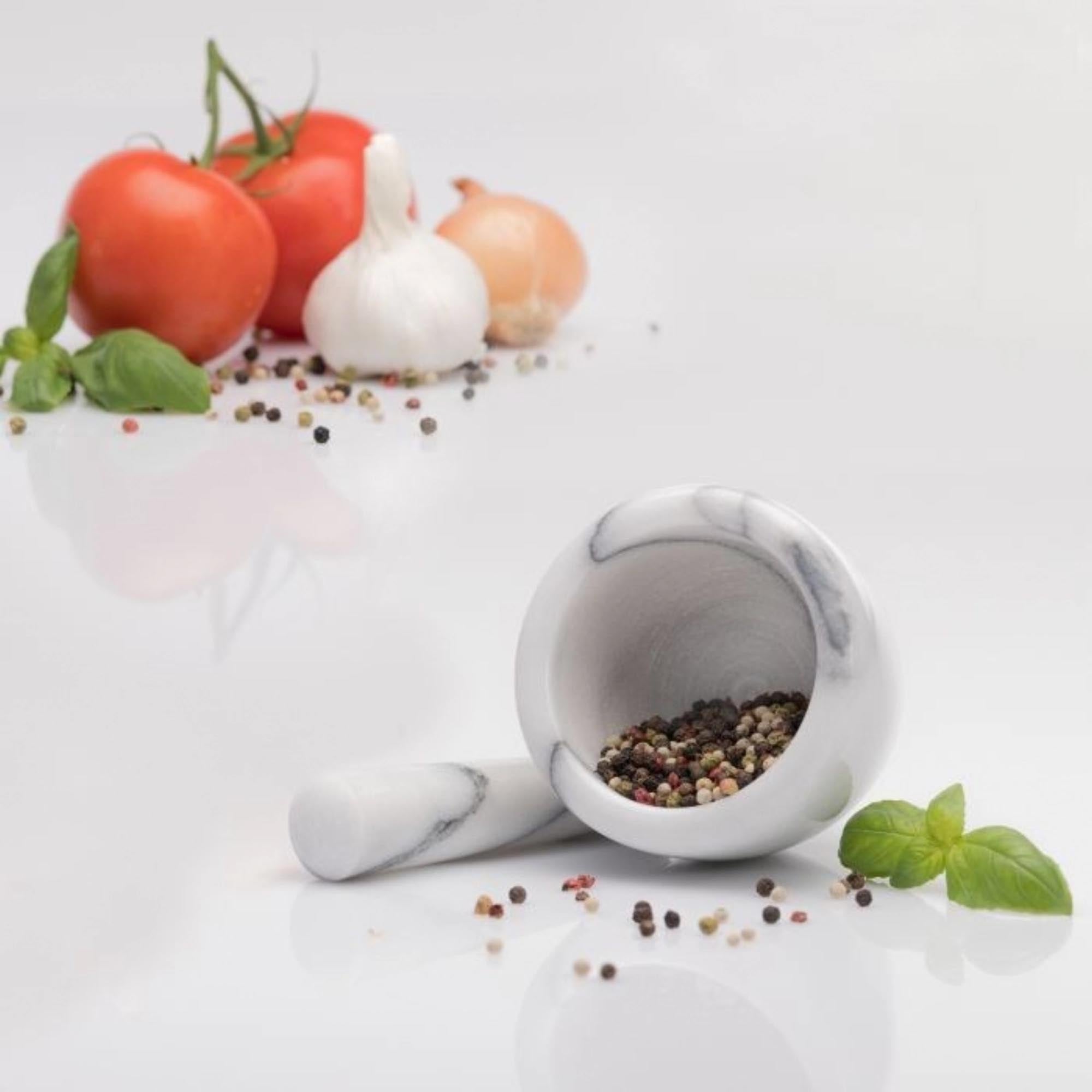 Eleganter Mörser aus Marmor mit Stössel, 10 cm Durchmesser, ideal zum Zerkleinern von Kräutern und Gewürzen für aromatische Gerichte.