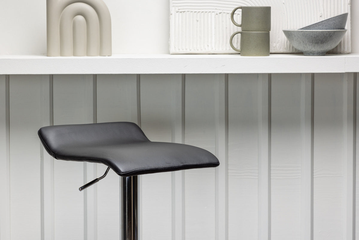 Jonna Barstuhl in Schwarz präsentiert im Onlineshop von KAQTU Design AG. Barhocker ist von Venture Home