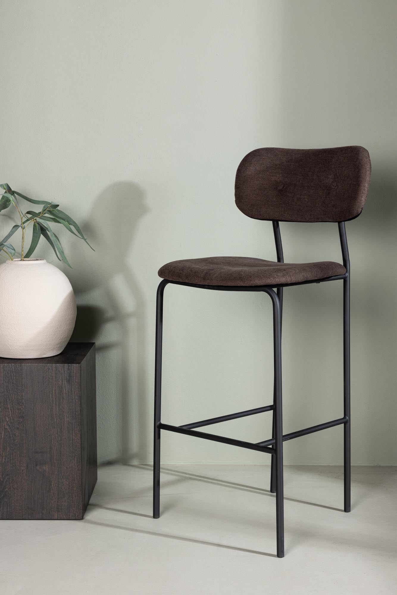 Entdecken Sie den Ralf Barstuhl von Venture Home: stilvolles skandinavisches Design, gepolsterte Sitzfläche, robuste Stahlkonstruktion und vielseitige Einsatzmöglichkeiten.