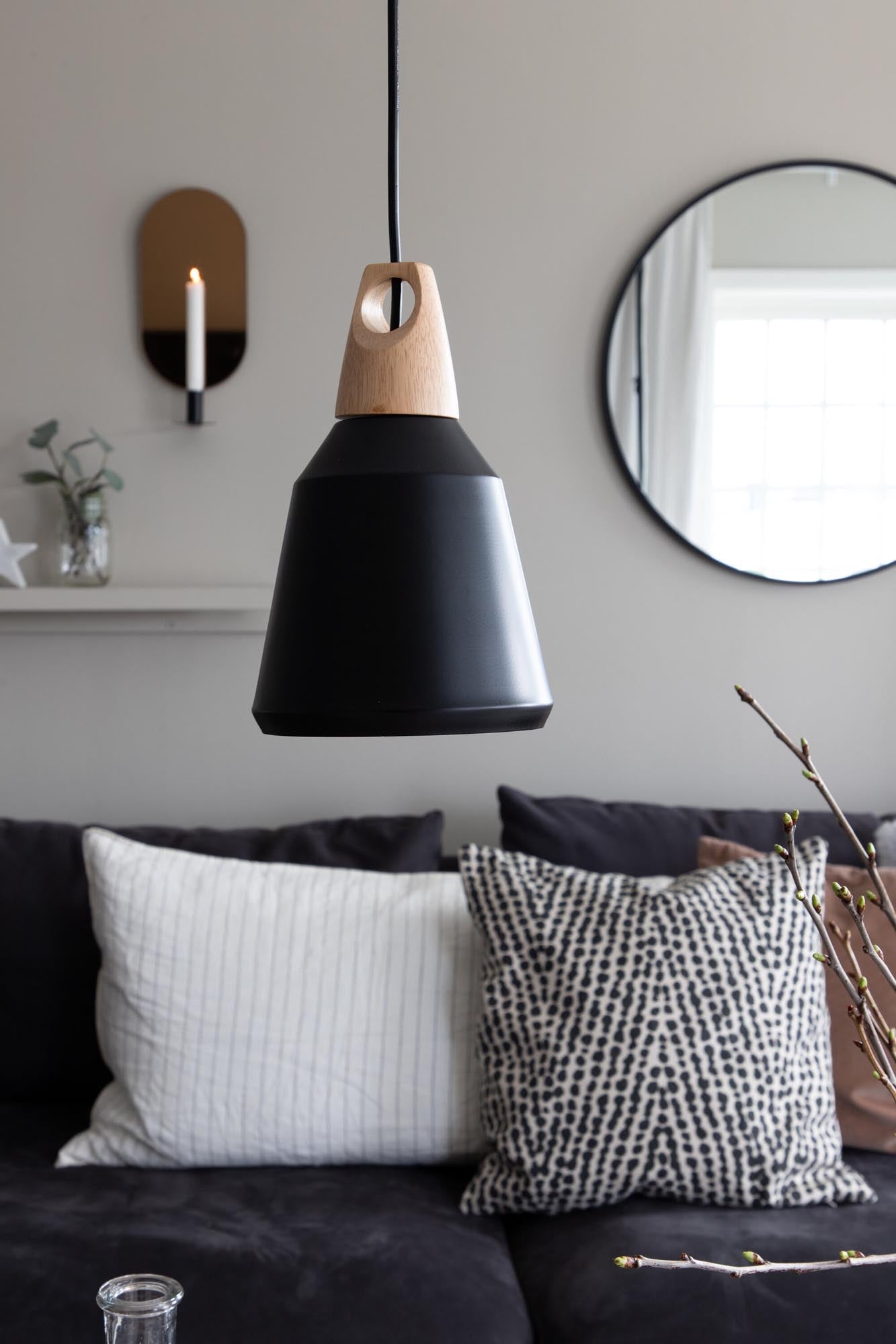 Die Nao Pendelleuchte von Venture Home vereint elegantes Design und Langlebigkeit, ideal für stilvolle Lichtakzente in jedem Raum.