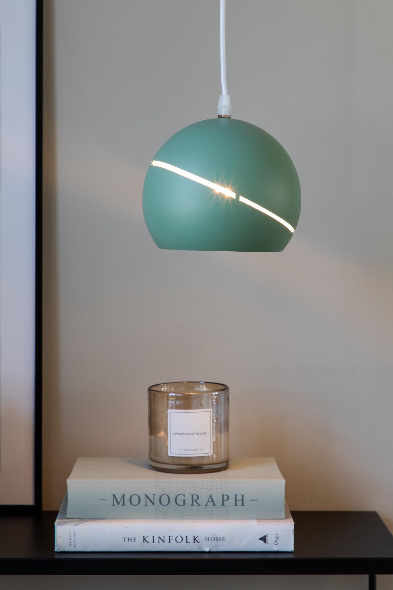 Die Wei Pendelleuchte von Venture Home: Stilvolles Design aus Stahl, ideal für moderne und skandinavische Räume. Perfekt für Esstische und Wohnzimmer.