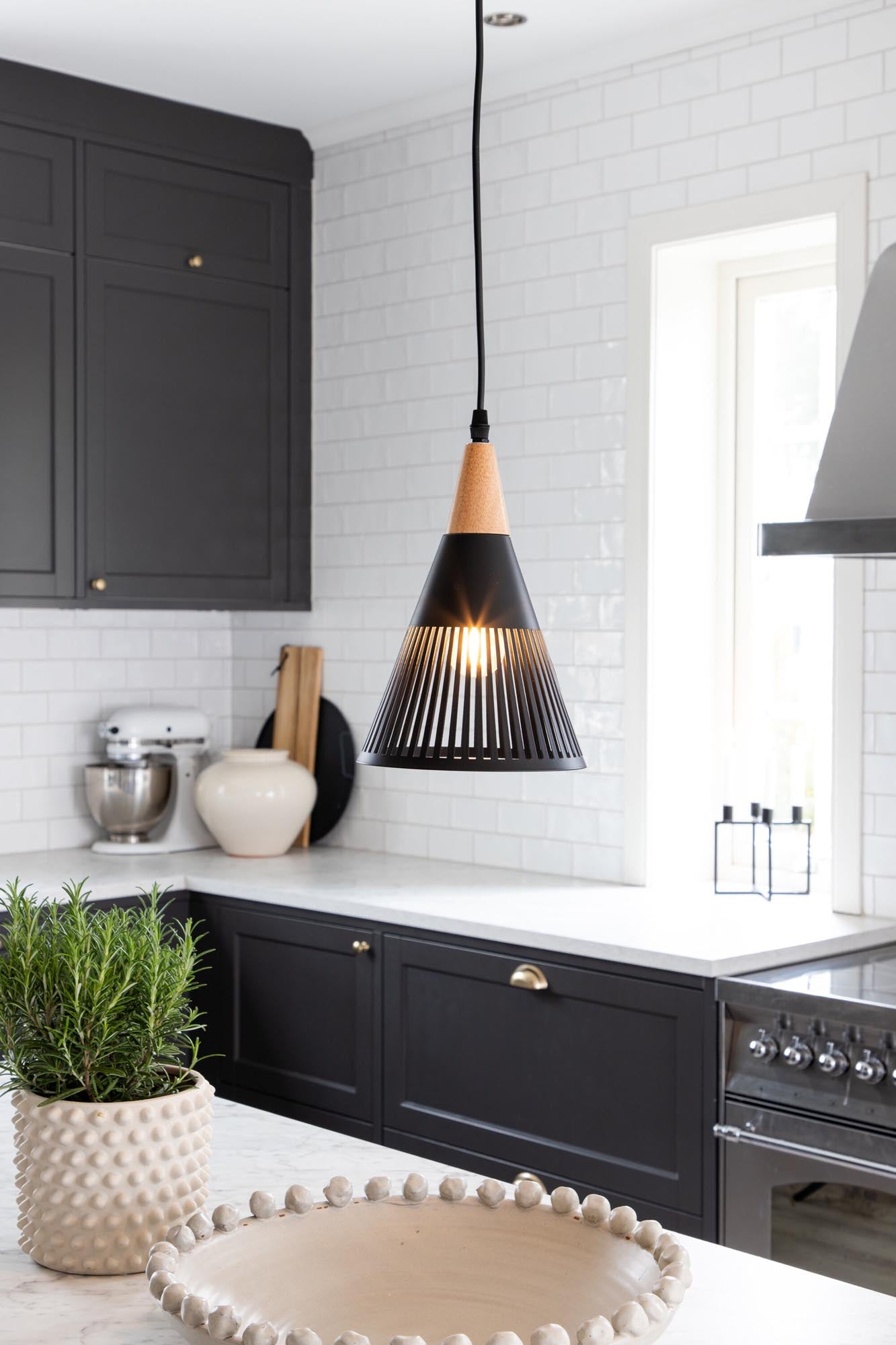 Gruid Pendelleuchte: Zeitloses Design mit edlem Walnussholz.