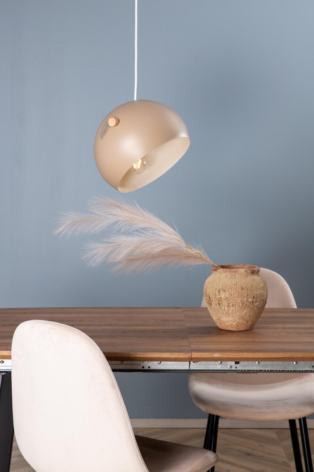 Tubbie Pendelleuchte in Beige präsentiert im Onlineshop von KAQTU Design AG. Pendelleuchte ist von Venture Home