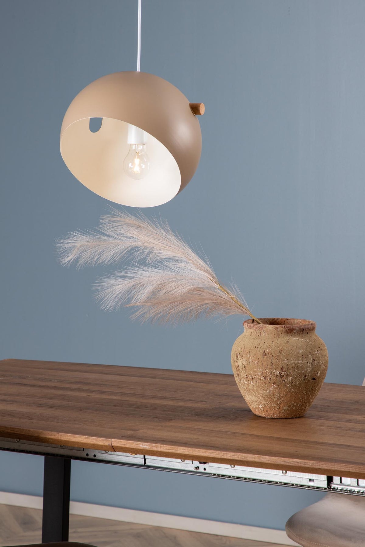 Tubbie Pendelleuchte in Beige präsentiert im Onlineshop von KAQTU Design AG. Pendelleuchte ist von Venture Home