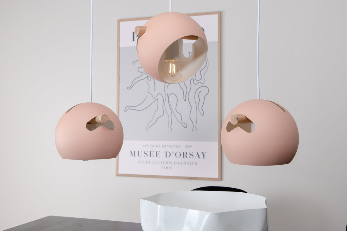 Tubbie Pendelleuchte in Altrosa präsentiert im Onlineshop von KAQTU Design AG. Pendelleuchte ist von Venture Home