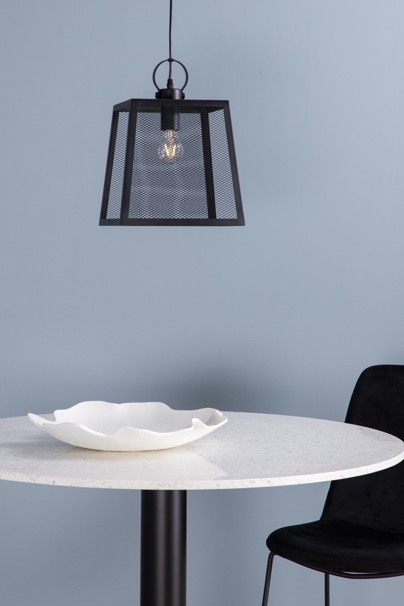 Die Hage Pendelleuchte von Venture Home vereint modernes Design mit Funktionalität. Perfekt für stimmungsvolle Akzente in jedem Zuhause.