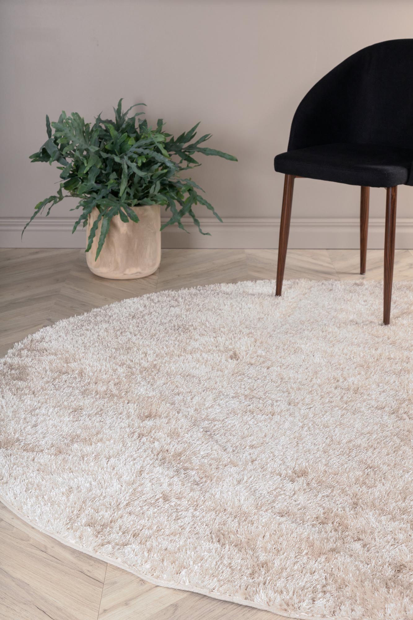 Mattis Teppich von Venture Home: Eleganter Anthrazitton, pflegeleicht und langlebig – ideal für stilvolle Wohnräume.