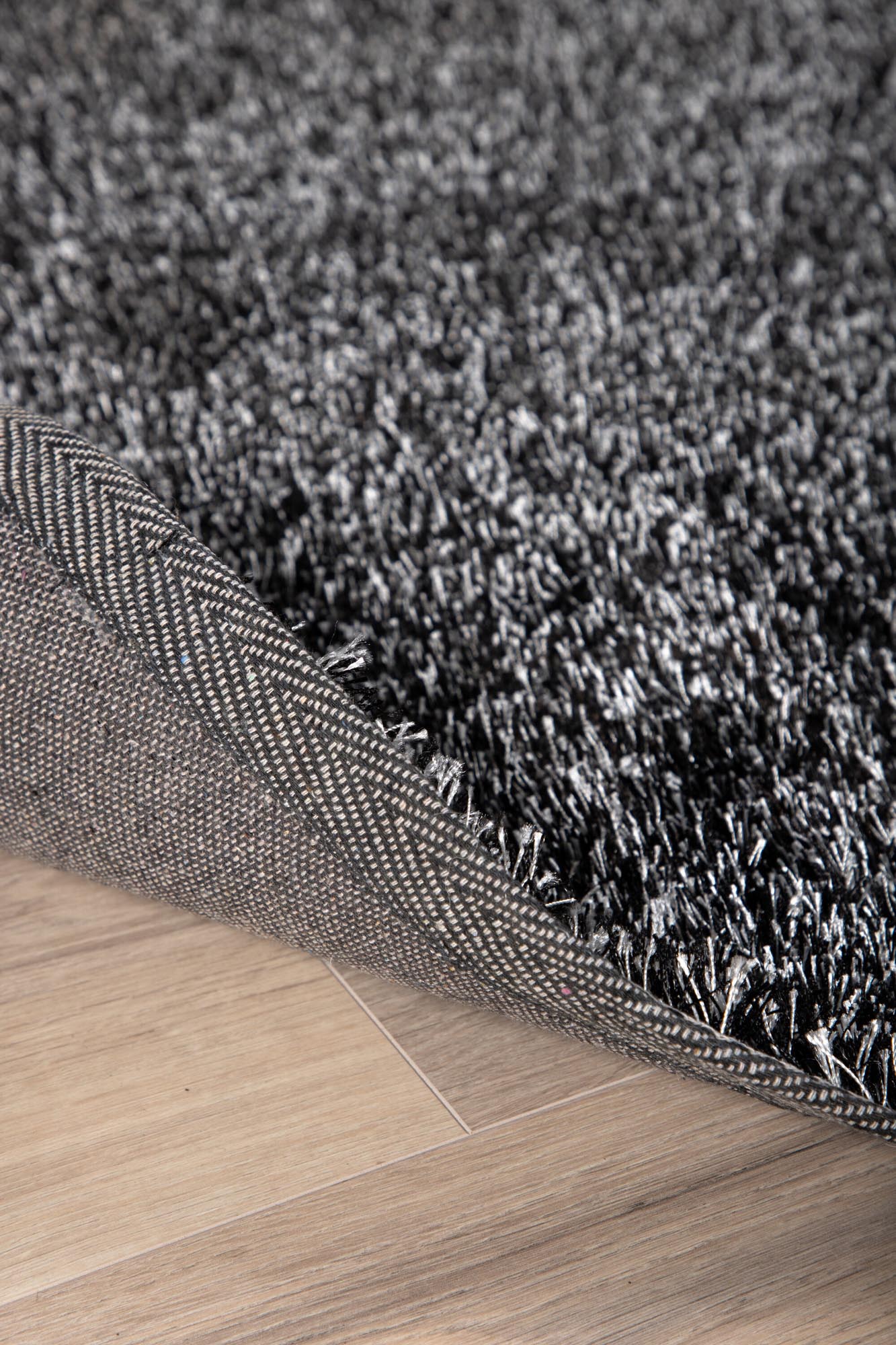 Mattis Teppich: Anthrazit für ein modernes und gemütliches Zuhause.