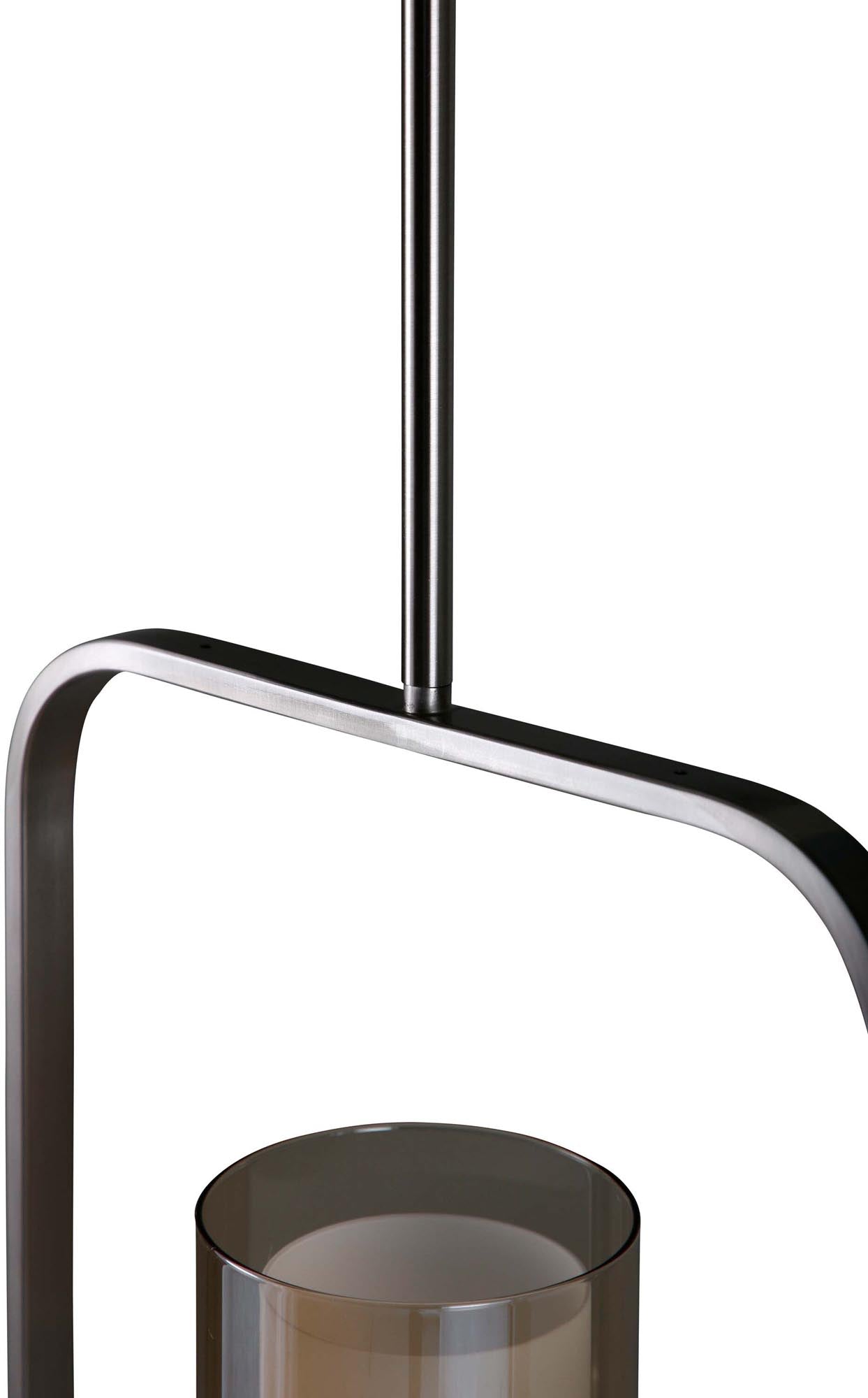 Elegante Aludra Pendelleuchte von Venture Home: Robuster Stahlrahmen und schimmernde Glaskabine für warmes Licht und stilvolle Akzente.