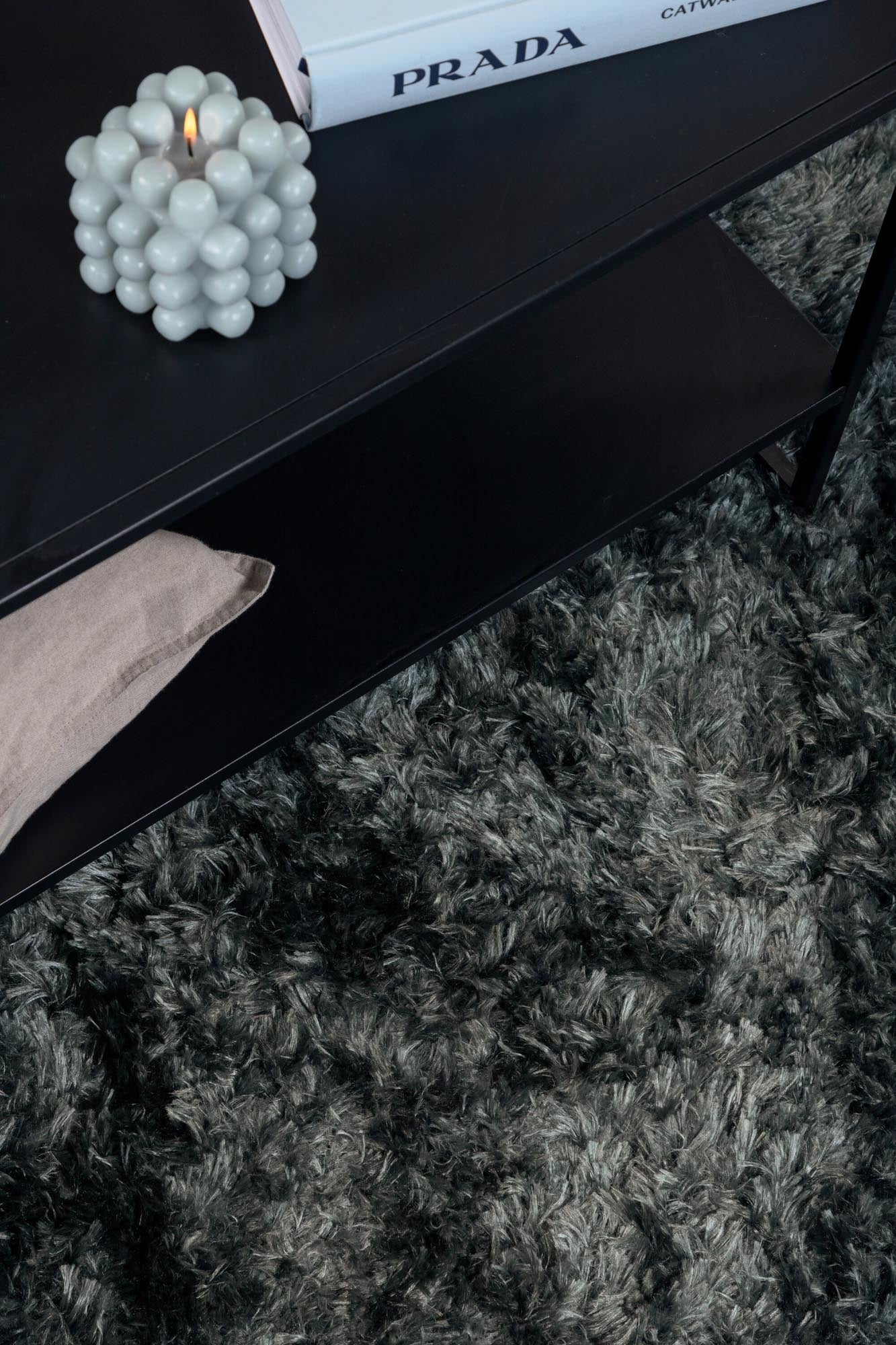 Entdecken Sie den Natta Teppich von Venture Home: Ein stilvolles, langlebiges Wohnaccessoire in edlem Champagner, das jedem Raum Komfort und Eleganz verleiht.