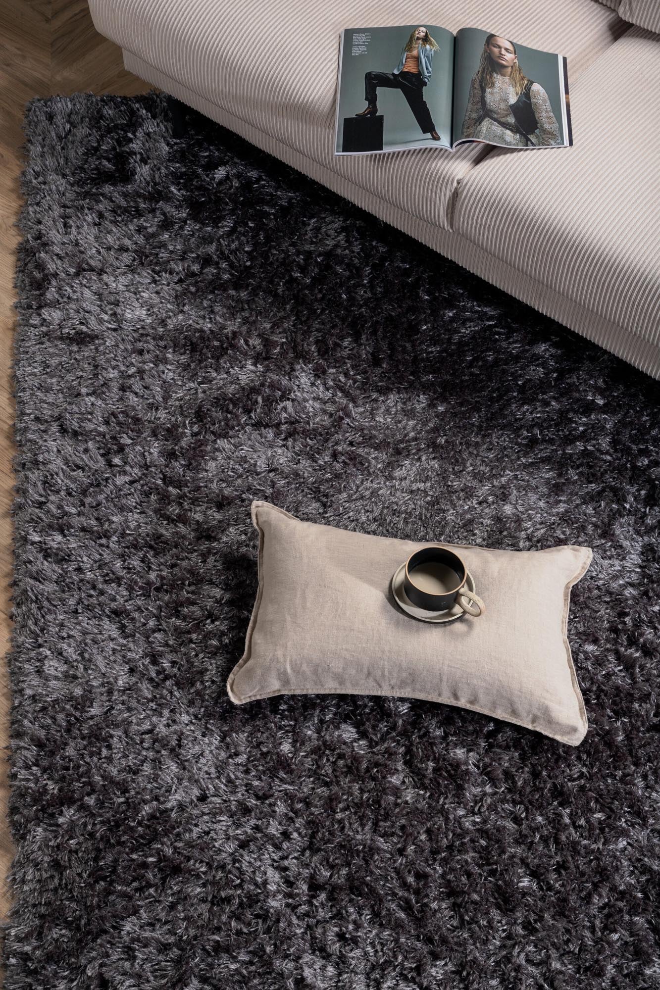 Entdecken Sie den Natta Teppich von Venture Home: Ein stilvolles, langlebiges Wohnaccessoire in edlem Champagner, das jedem Raum Komfort und Eleganz verleiht.