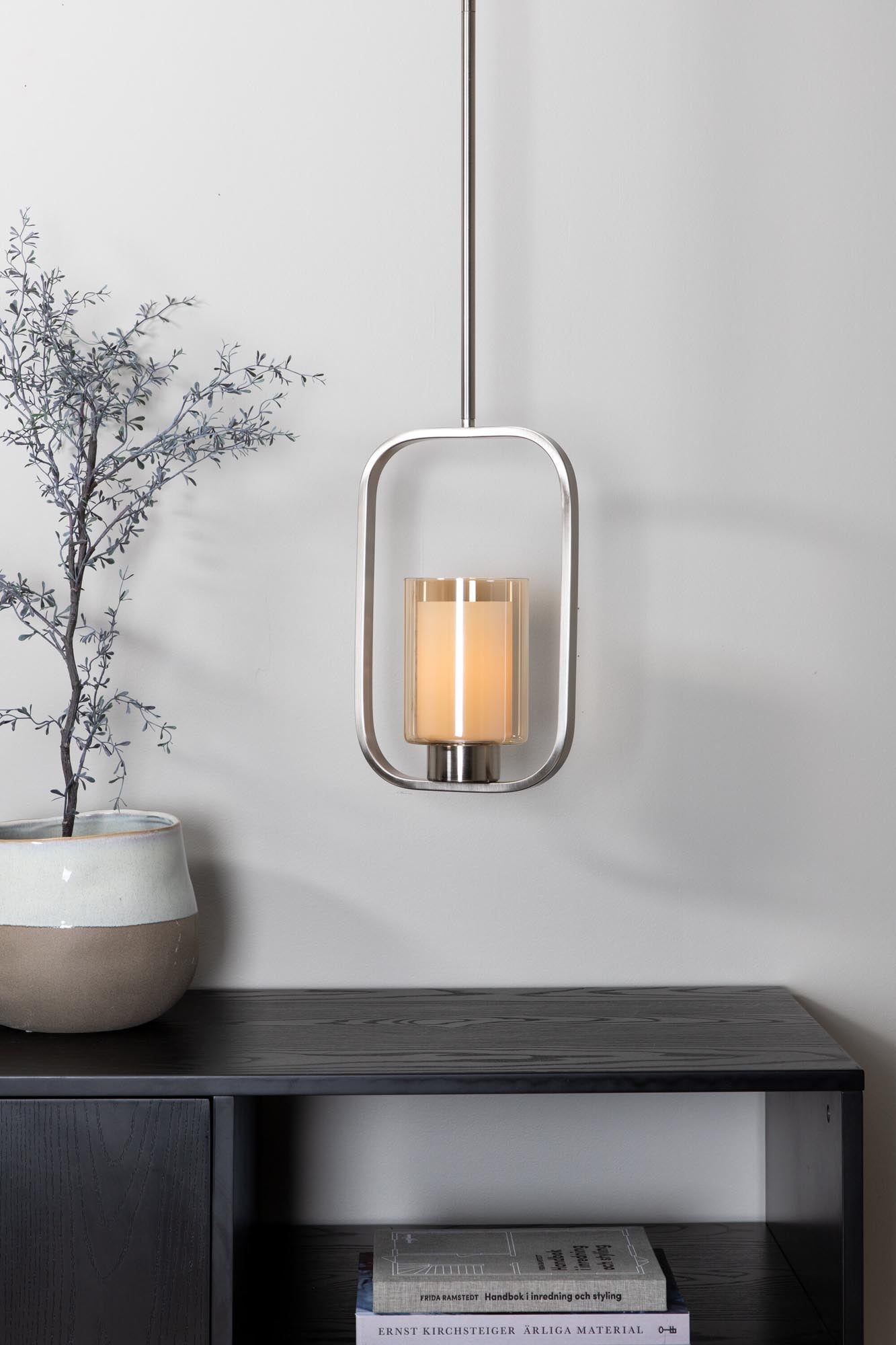 Stilvolle Aludra Pendelleuchte von Venture Home: Robuster Stahlrahmen und harmonische Lichtverteilung für einladende Wohnräume.