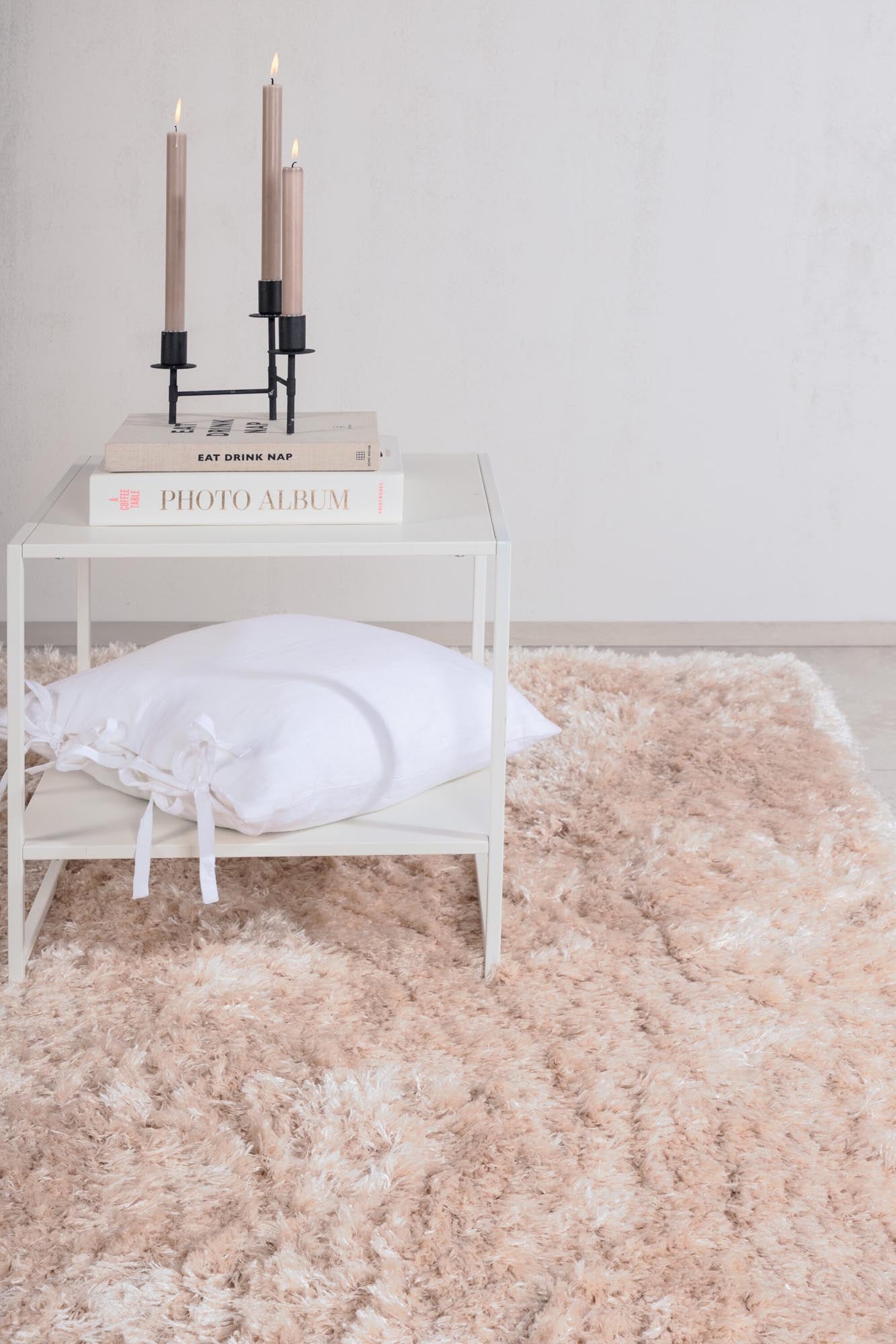 Natta Teppich von Venture Home: Hochwertiger, eleganter Teppich in champagnerfarben, ideal für stilvolle Akzente und gemütliche Wohnräume.