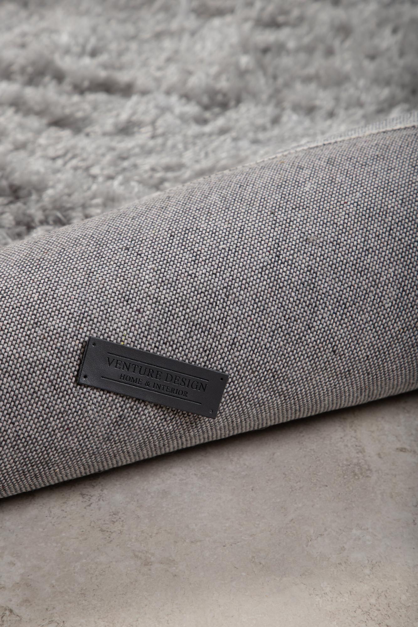 Natta Teppich von Venture Home: Hochwertiger, eleganter Teppich in champagnerfarben, ideal für stilvolle Akzente und gemütliche Räume.