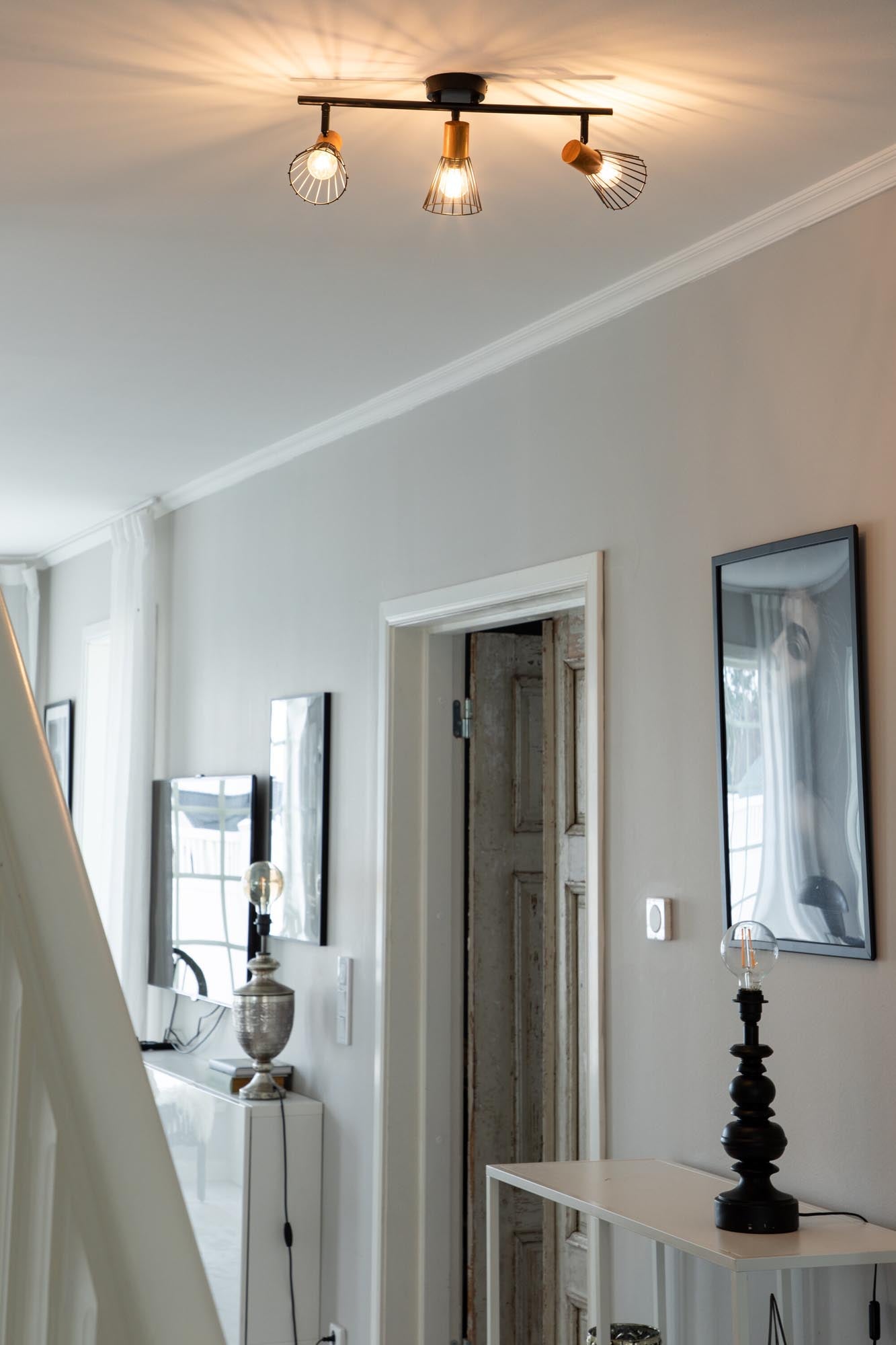 Moderne Atticus Wandleuchte von Venture Home: Stilvolle Lichtquelle für jeden Raum, ideal für gemütliche Atmosphären und individuelles Design.