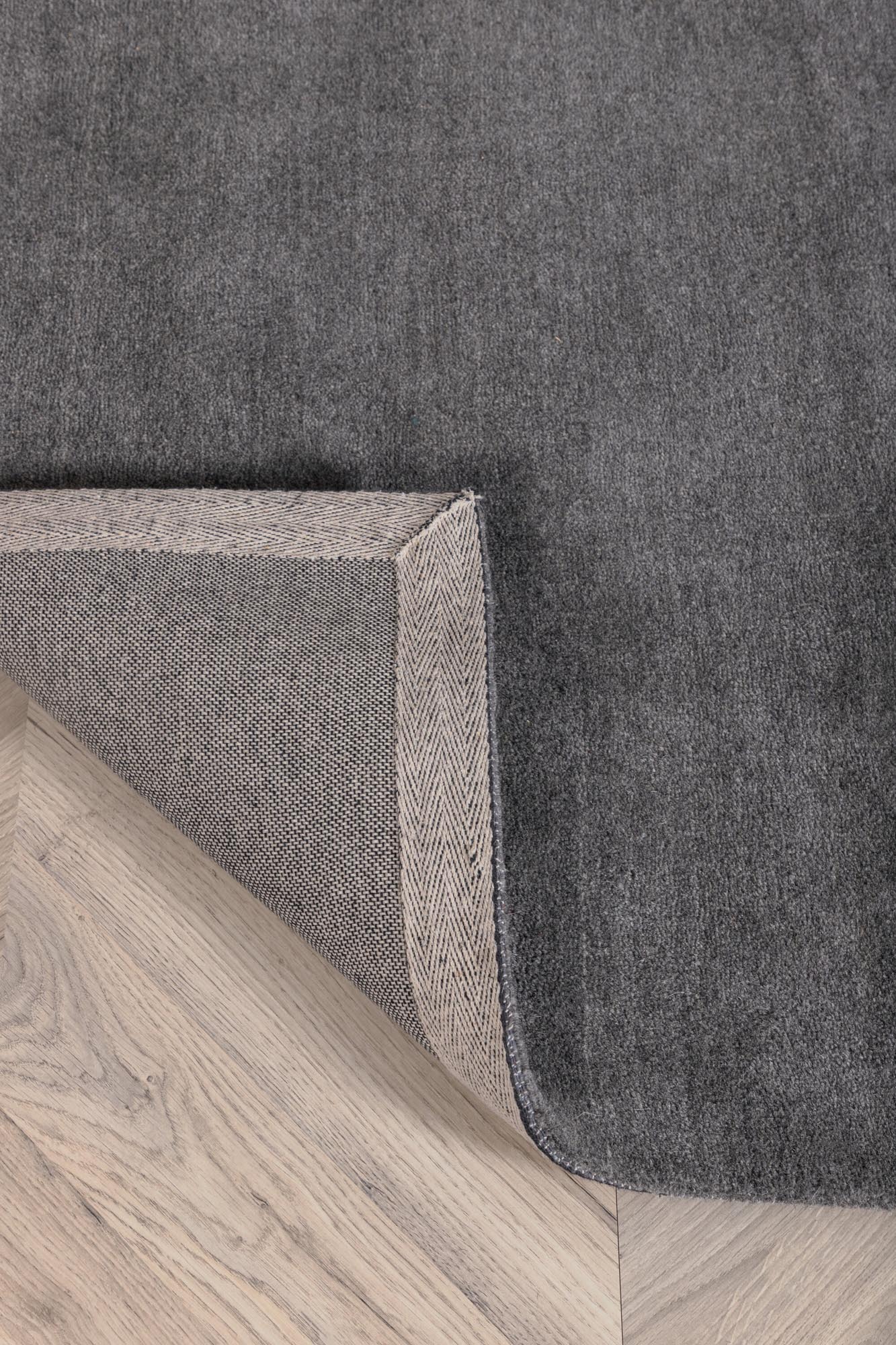 Ulla Teppich von Venture Home: Stilvoller Wollteppich in Dunkelgrau, ideal für jeden Raum und sorgt für Komfort und Wärme.