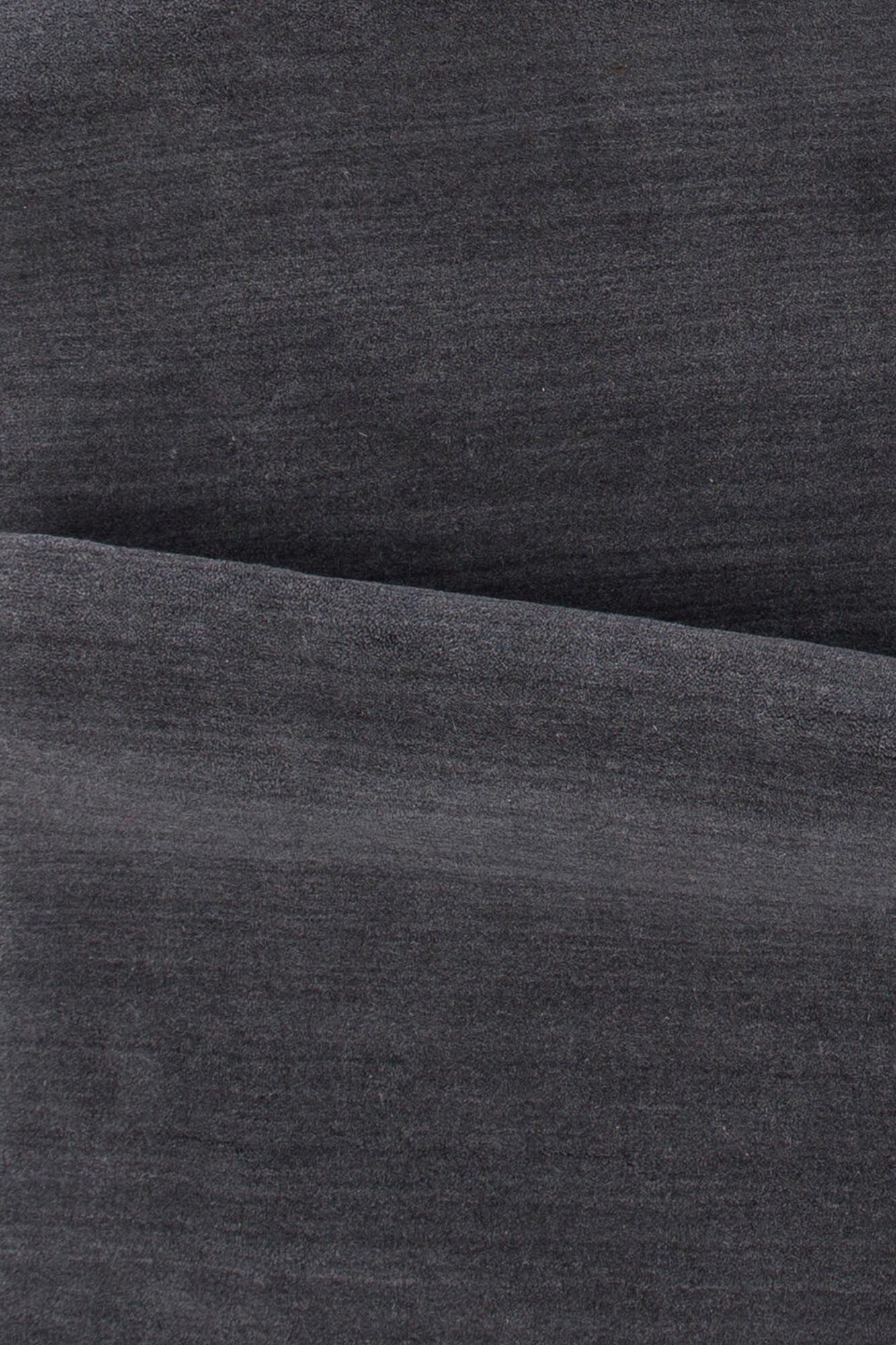 Erleben Sie den Ulla Teppich von Venture Home: Hochwertiger Wollteppich in stilvollem Dunkelgrau, perfekt für Komfort und Eleganz in jedem Raum.