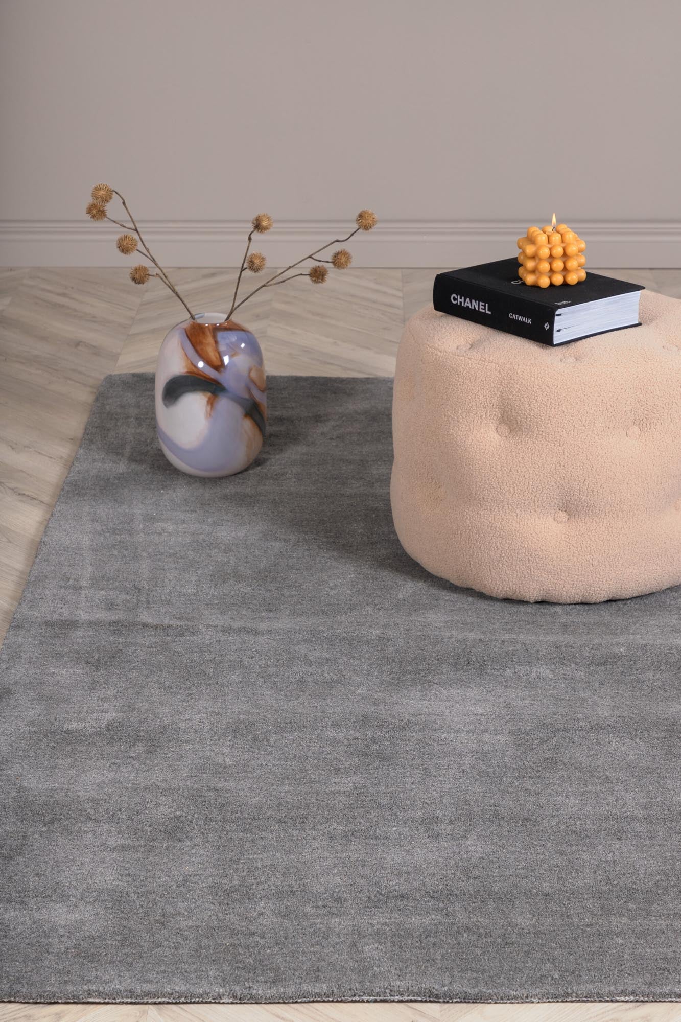 Ulla Teppich von Venture Home: Hochwertiger Wollteppich, der Wärme und Eleganz in Ihr Zuhause bringt. Vielseitig und pflegeleicht.