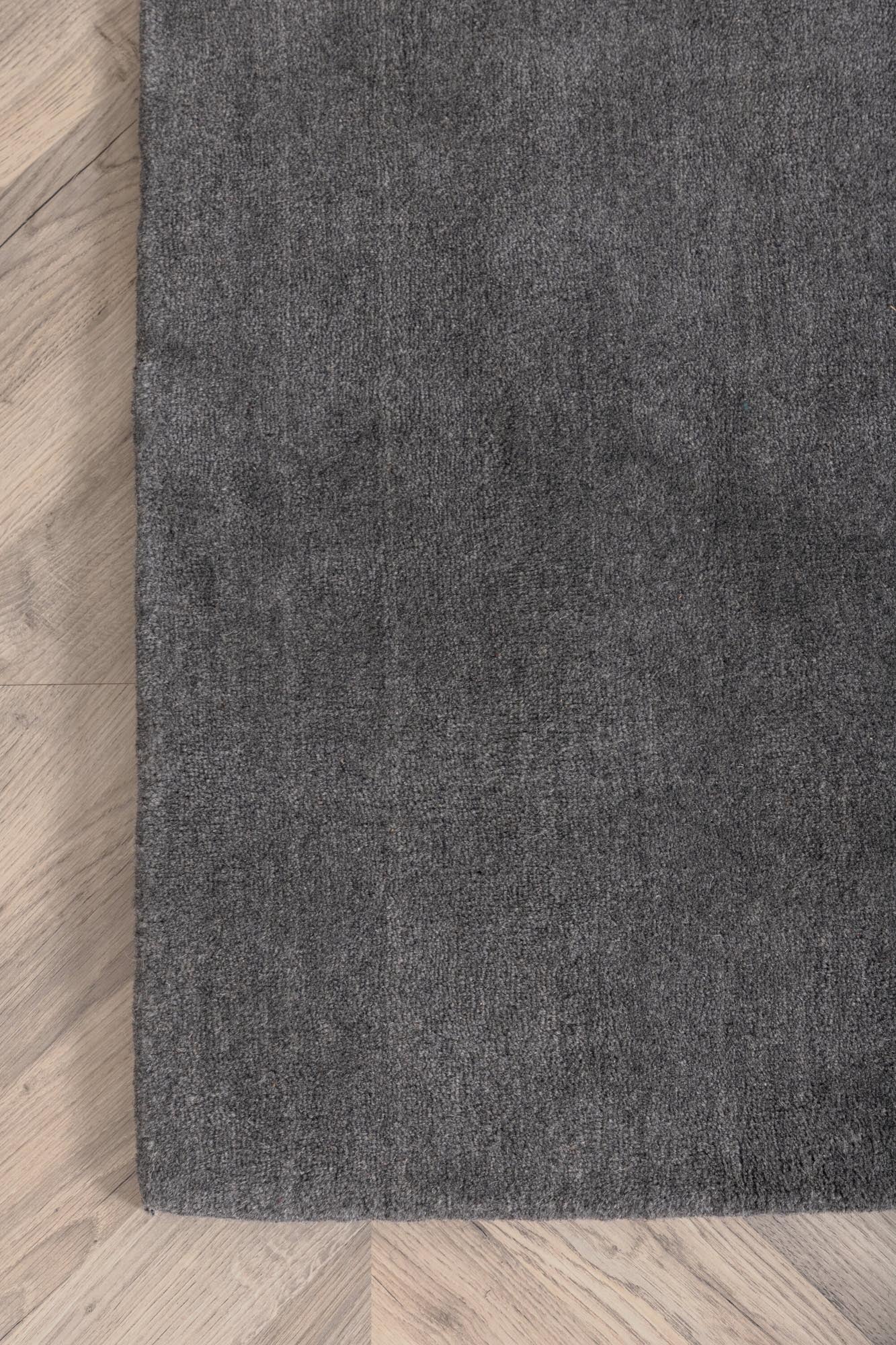 Ulla Teppich von Venture Home: Stilvoller Wollteppich in Dunkelgrau, ideal für jeden Raum und sorgt für Komfort und Wärme.