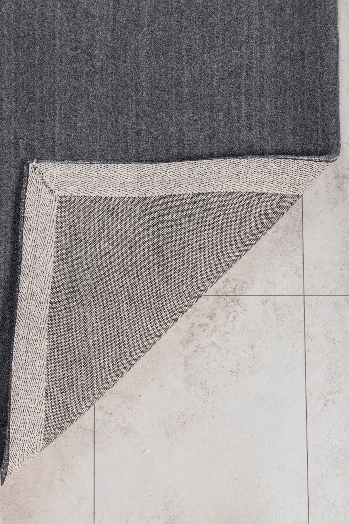 Ulla Teppich in Dunkelgrau präsentiert im Onlineshop von KAQTU Design AG. Teppich ist von Venture Home