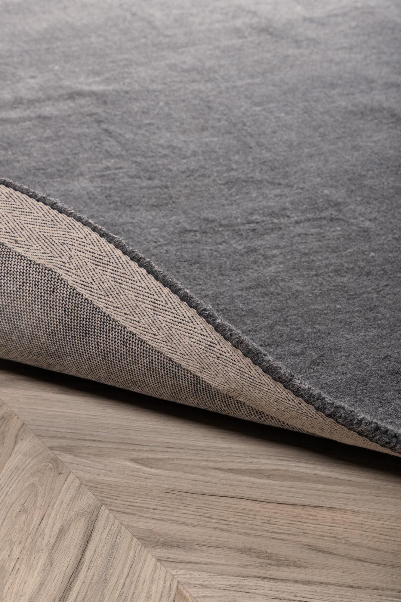 Ulla Teppich von Venture Home: Elegante Wolle für stilvolle Räume, die Wärme und Gemütlichkeit vereint.