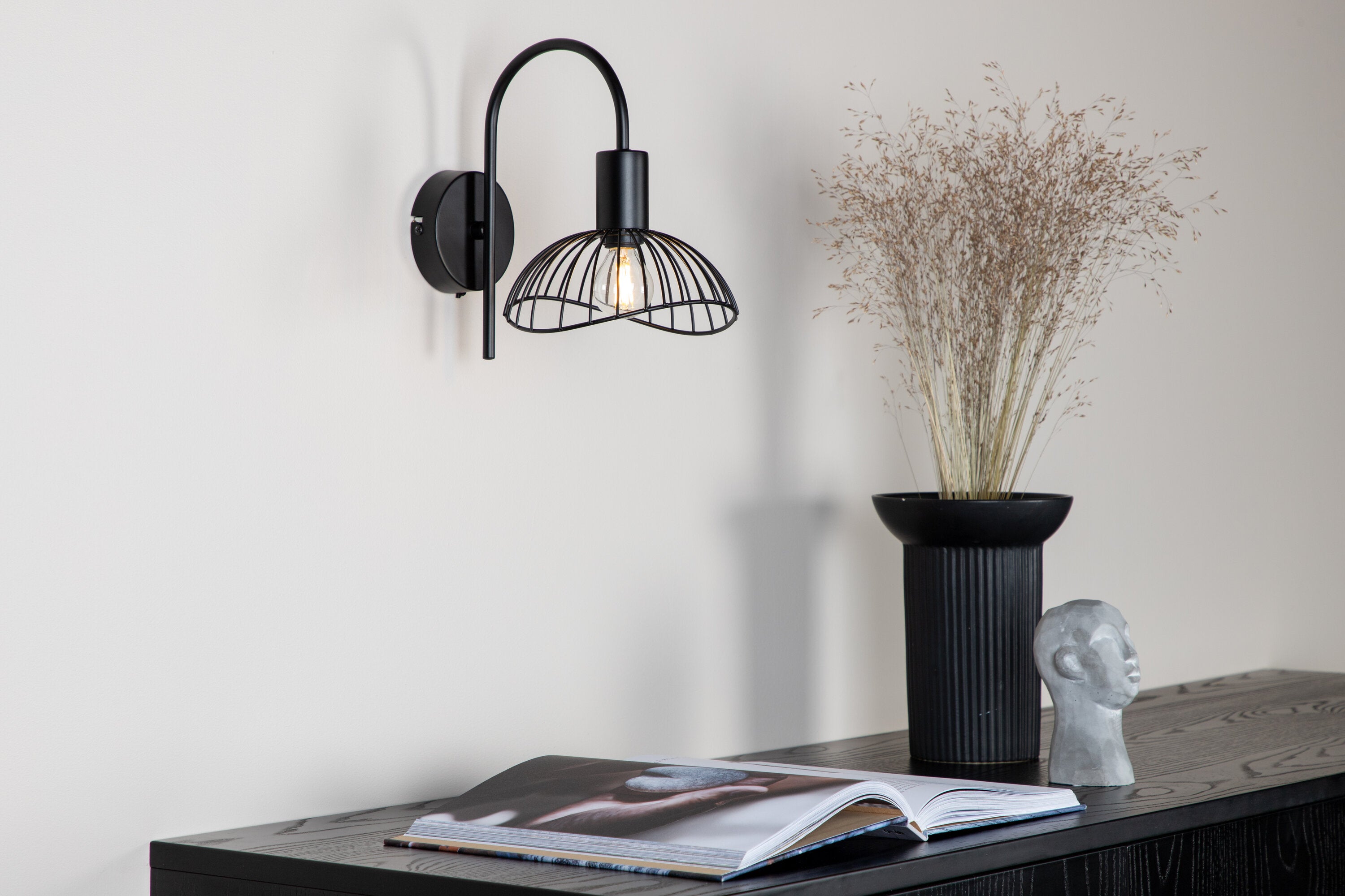 Elsa Wandleuchte in Schwarz präsentiert im Onlineshop von KAQTU Design AG. Wandleuchte ist von Venture Home