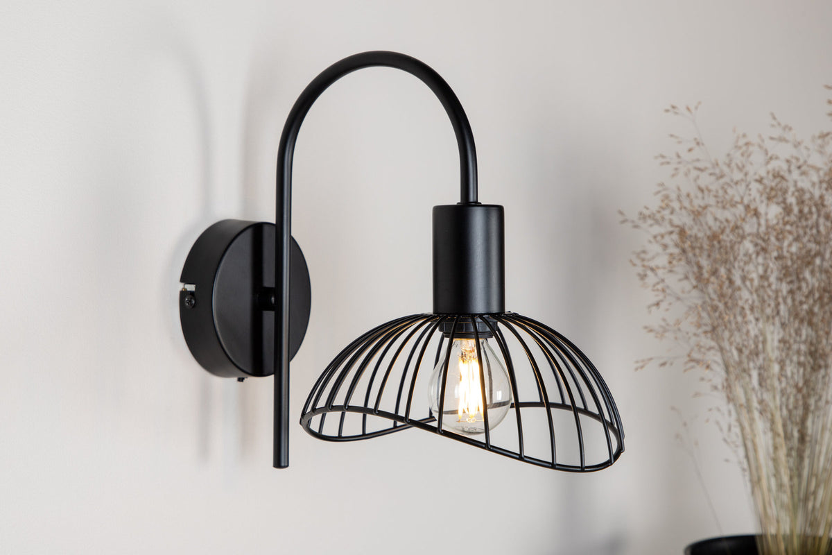 Elsa Wandleuchte in Schwarz präsentiert im Onlineshop von KAQTU Design AG. Wandleuchte ist von Venture Home