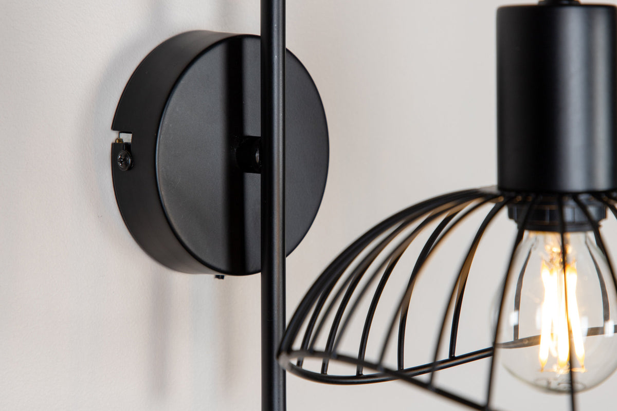 Elsa Wandleuchte in Schwarz präsentiert im Onlineshop von KAQTU Design AG. Wandleuchte ist von Venture Home