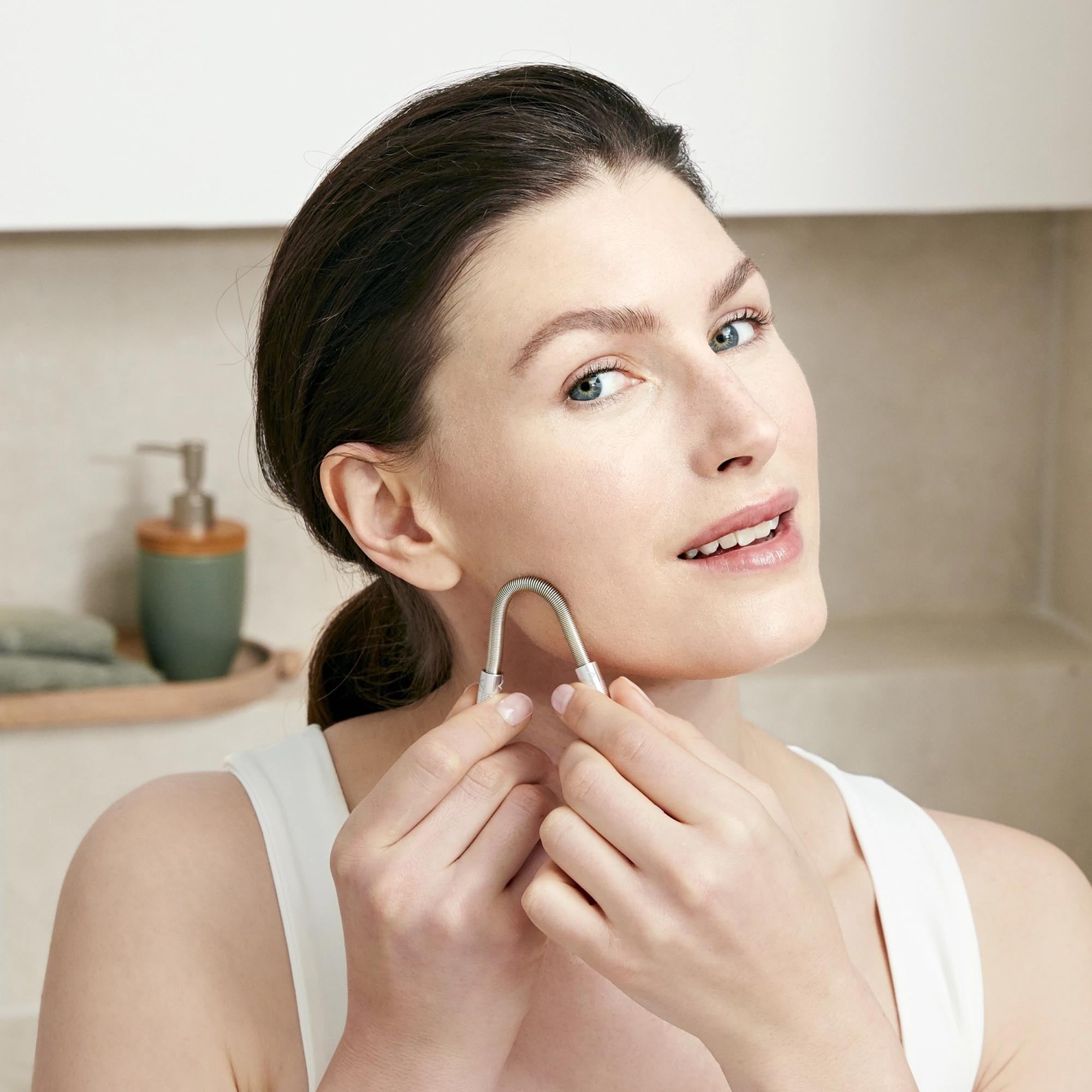 Entdecken Sie den Gesichtshaarentferner von Zwilling Beauty: kompakt, hygienisch und ergonomisch für eine sanfte Haarentfernung in jedem Badezimmer.