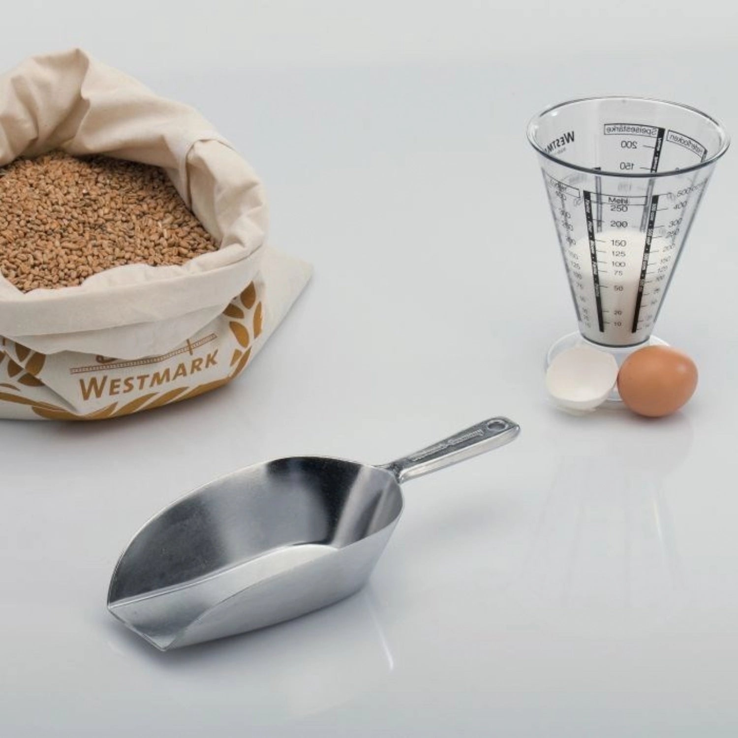 Die Westmark Haushaltsschaufel Hygia (25x9x4,5 cm, 300 ml) aus Aluminiumguss ist stabil, leicht zu reinigen und perfekt für Hobbybäcker.