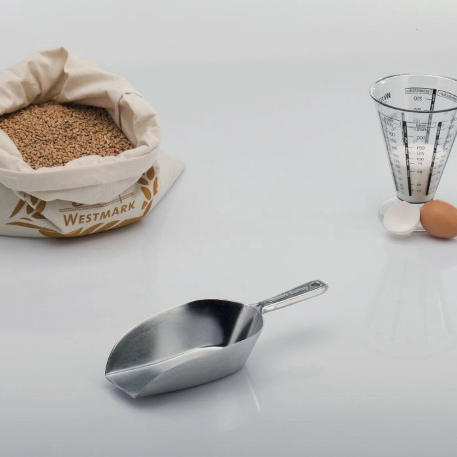 Die Haushaltsschaufel Hygia von Westmark ist Ihr perfekter Küchenhelfer. Mit 410 ml Fassungsvermögen und ergonomischem Design wird das Abmessen von Zutaten zum Kinderspiel!