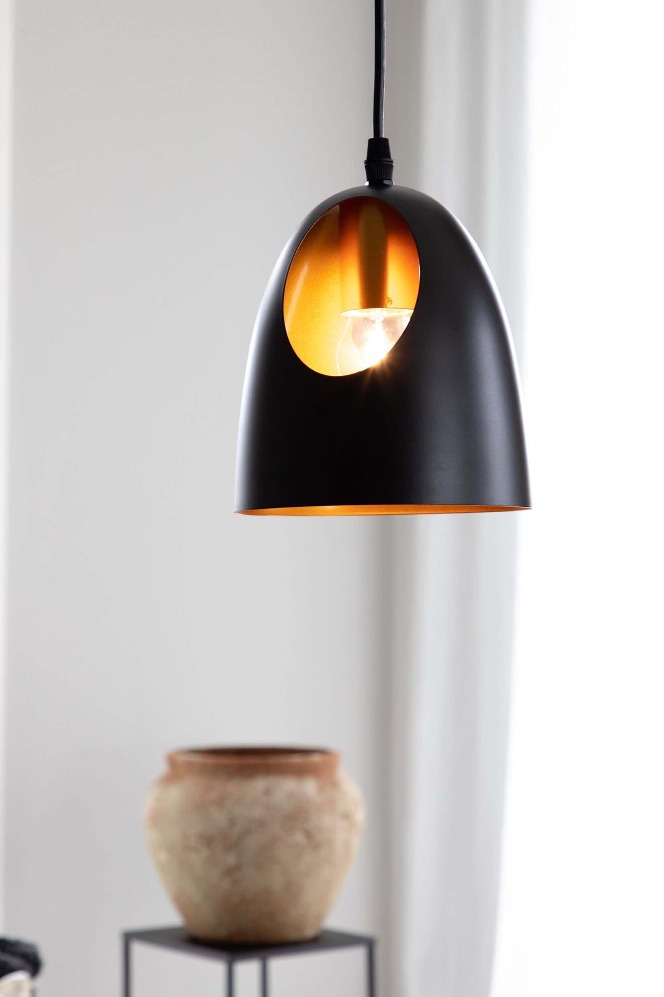 Elda Pendelleuchte von Venture Home: Stilvolles Design und warmes Licht für jeden Raum. Perfekt über dem Esstisch oder als Akzent im Wohnzimmer.