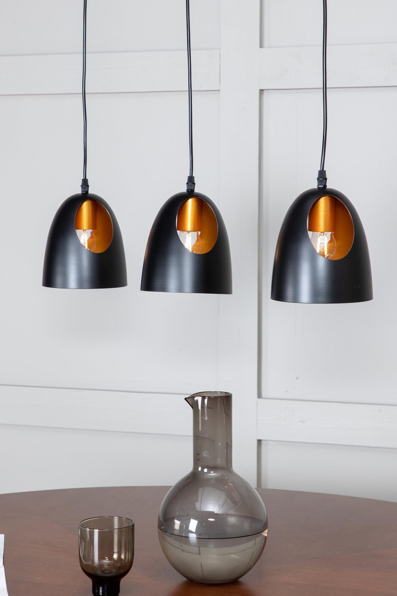 Elda Pendelleuchte: Minimalistisches Design trifft auf Funktionalität.