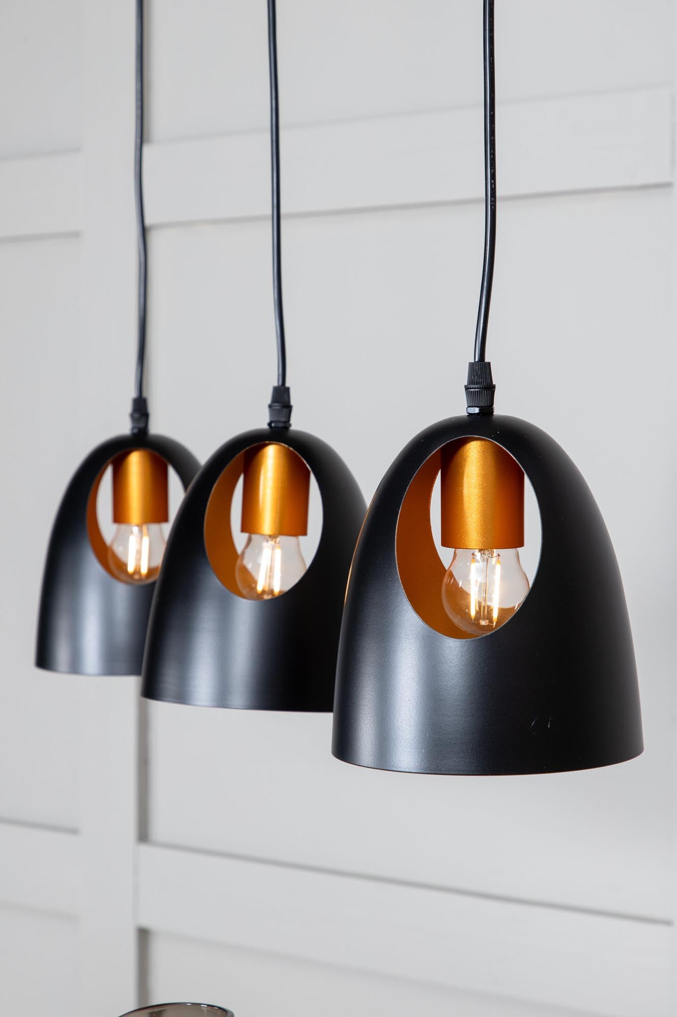 Elda Pendelleuchte von Venture Home: Stilvolles Lichtdesign aus robustem Stahl mit warmem Licht für jeden Raum.