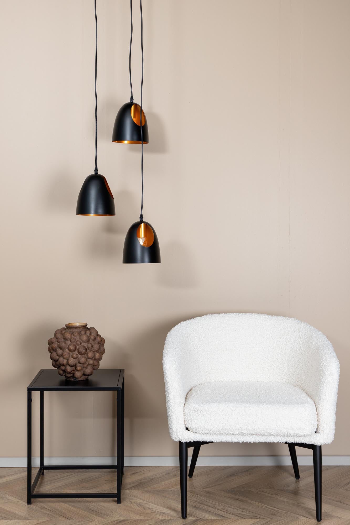 Elda Pendelleuchte: Stilvolle Lichtquelle für zeitgemässes Wohnen.