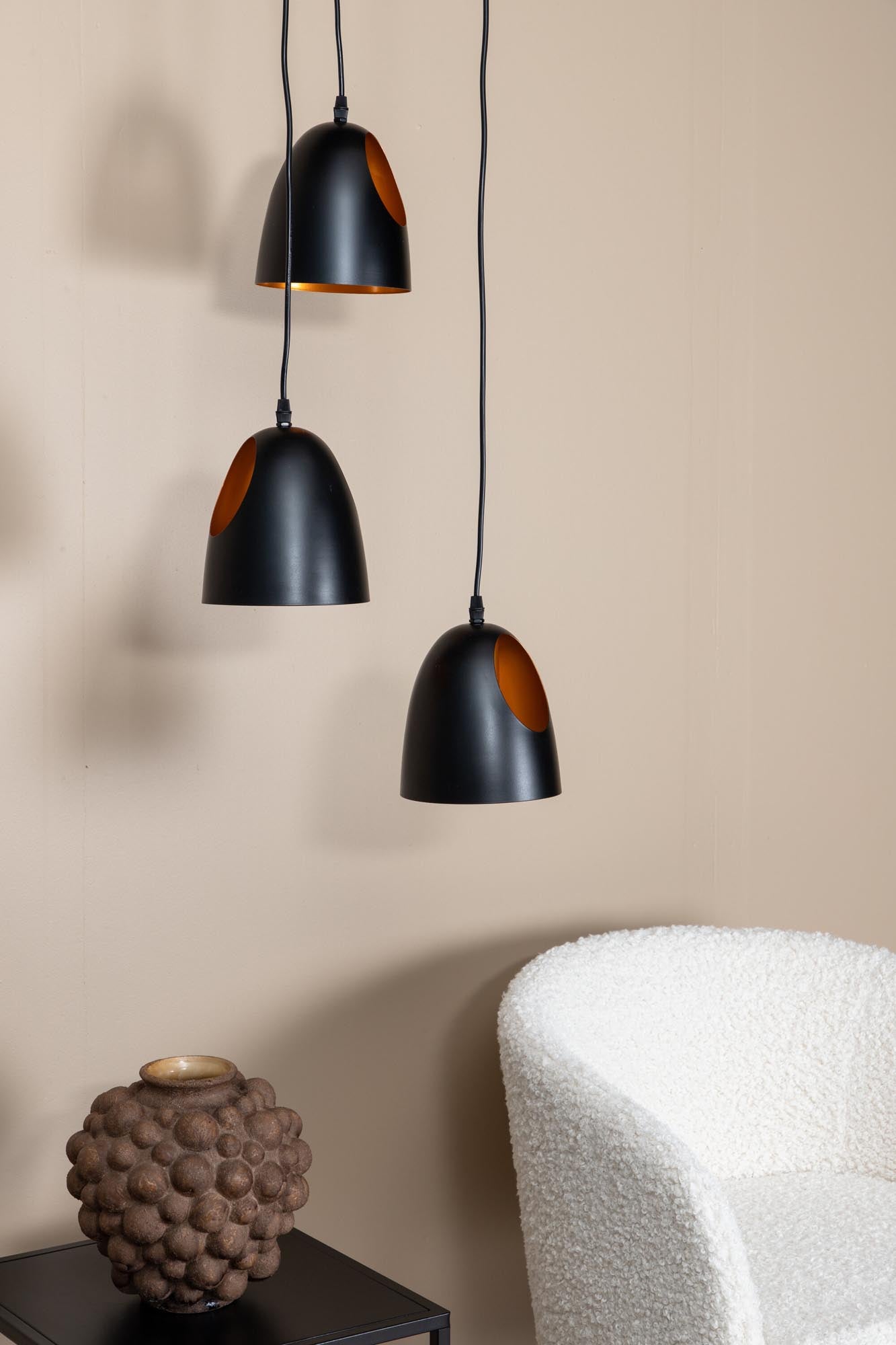 Elda Pendelleuchte: Modernes Design trifft auf warmes Lichtambiente.