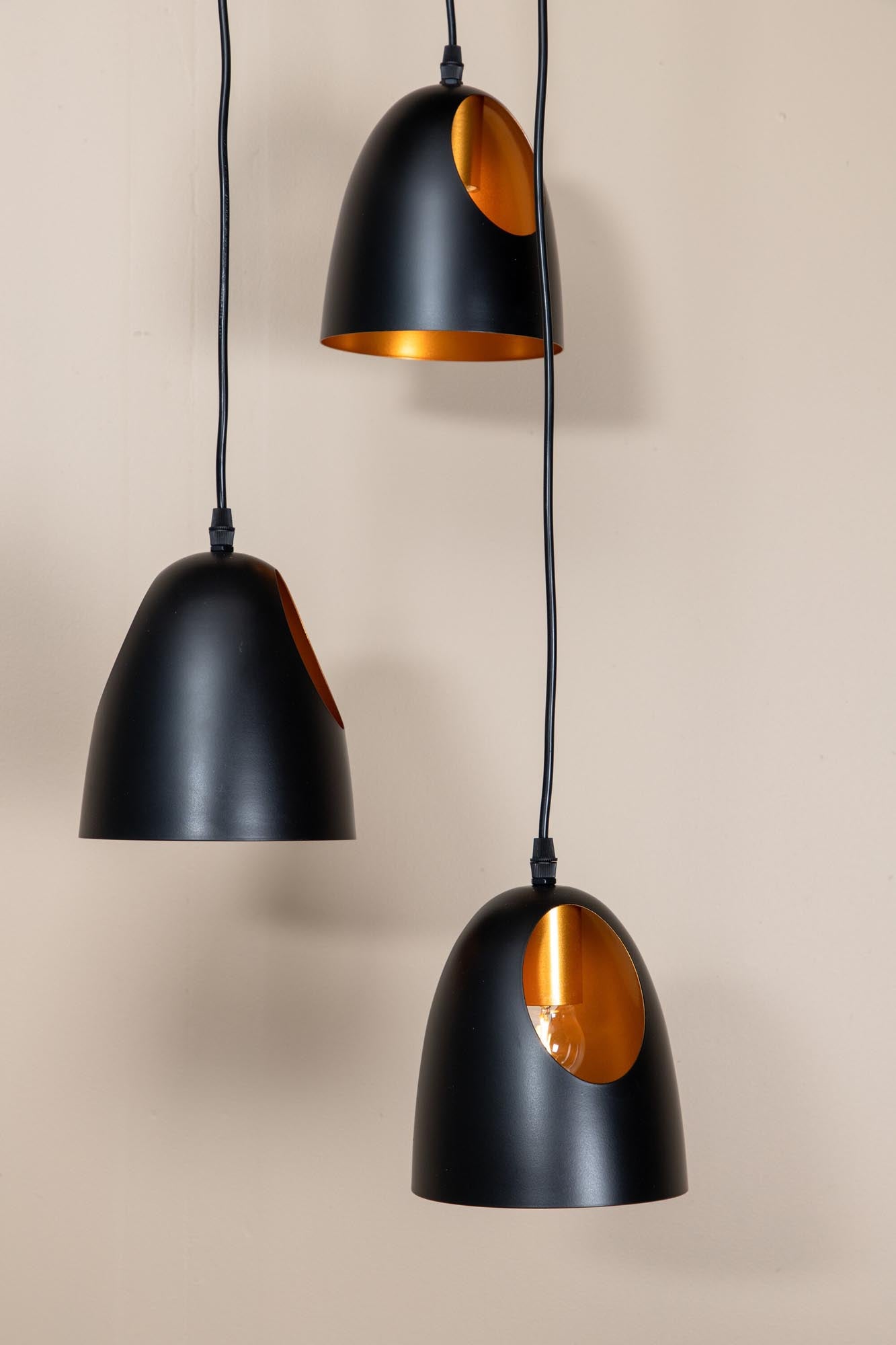 Elda Pendelleuchte von Venture Home: Stilvolles Lichtdesign für jeden Raum, das Eleganz und Gemütlichkeit vereint.