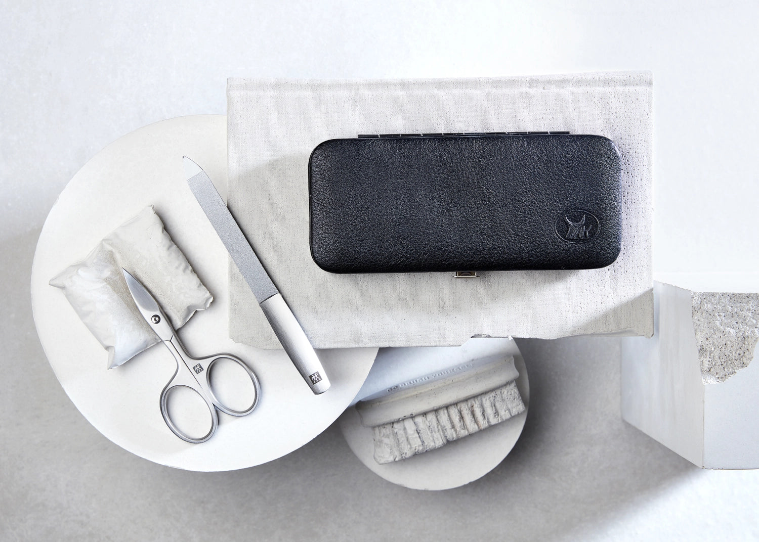 Elegantes 5-teiliges Rahmen-Etui aus feinstem Yakleder in Schwarz. Ideal für die stilvolle Aufbewahrung und den Schutz Ihrer Kosmetikartikel.