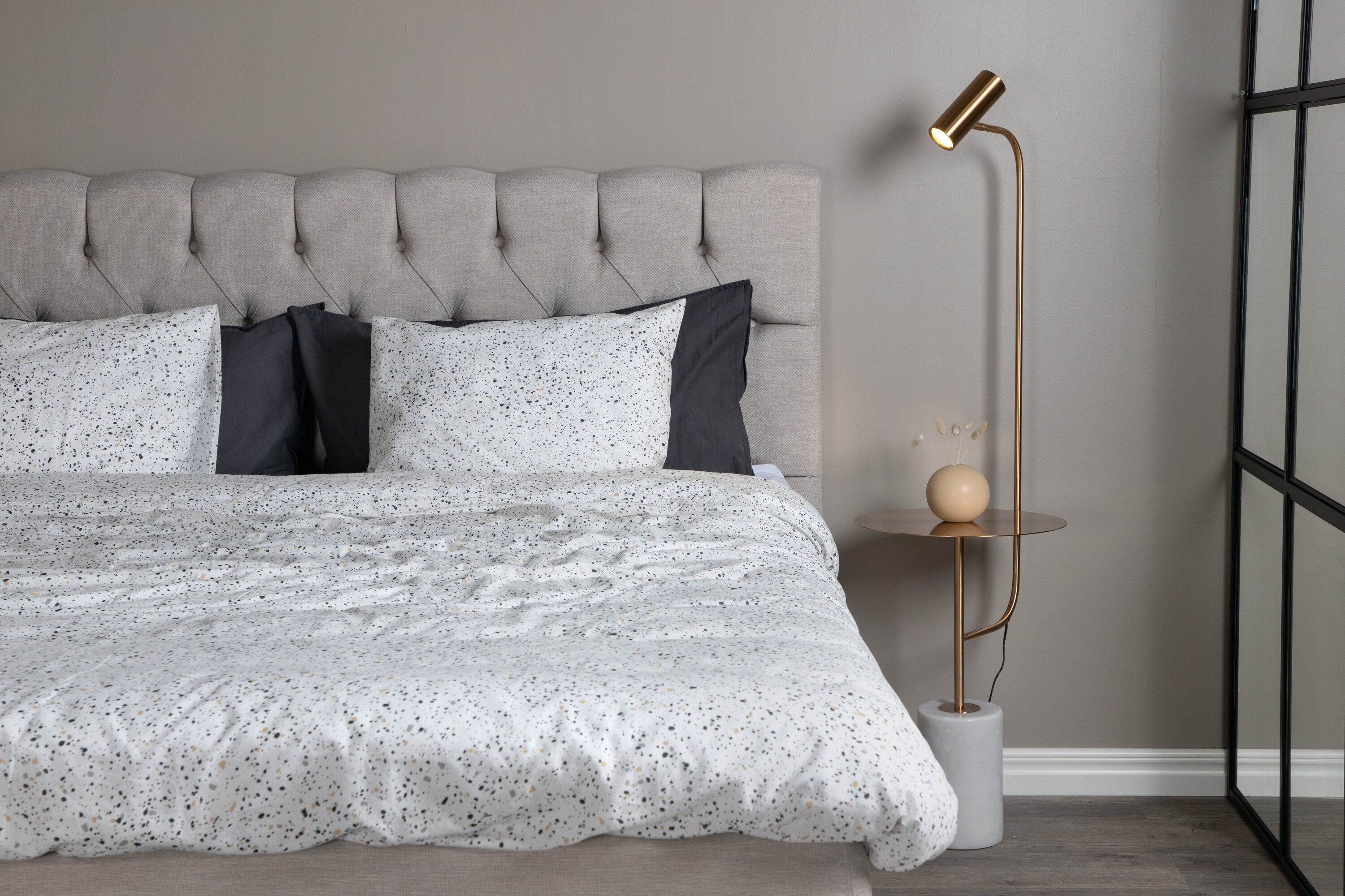 Vega Tischleuchte in Weiss präsentiert im Onlineshop von KAQTU Design AG. Tischleuchte ist von Venture Home