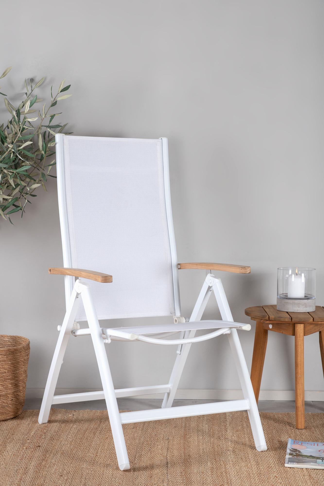 Entdecken Sie den Panama Positions Stuhl von Venture Home: Eleganter Gartenstuhl aus Aluminium und Teakholz, ideal für entspannte Sommertage im Freien.