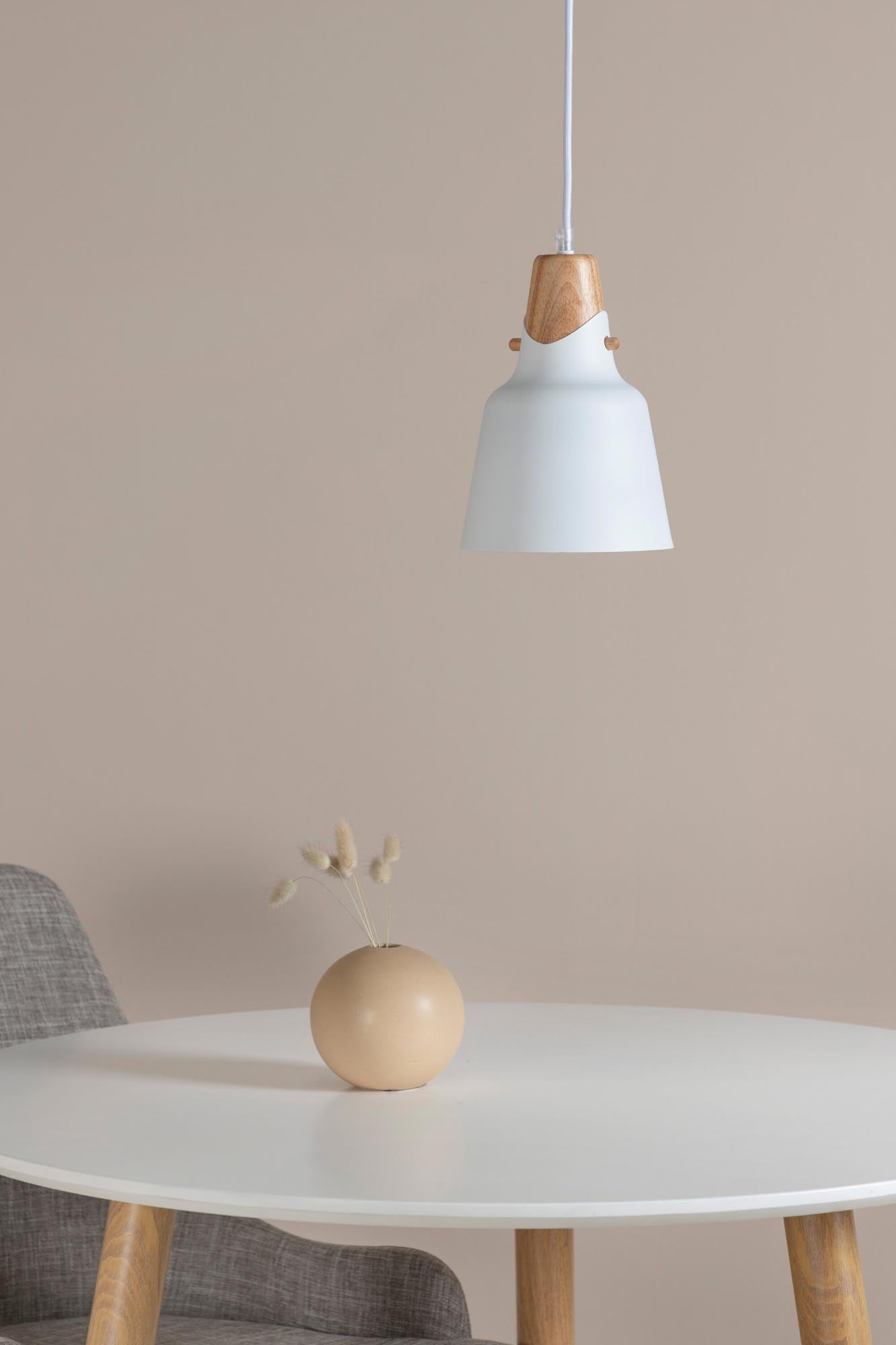 Entdecken Sie die Rigel Pendelleuchte von Venture Home – ein stilvolles, langlebiges Design aus grauem Aluminium mit eleganter Walnussoberfläche.