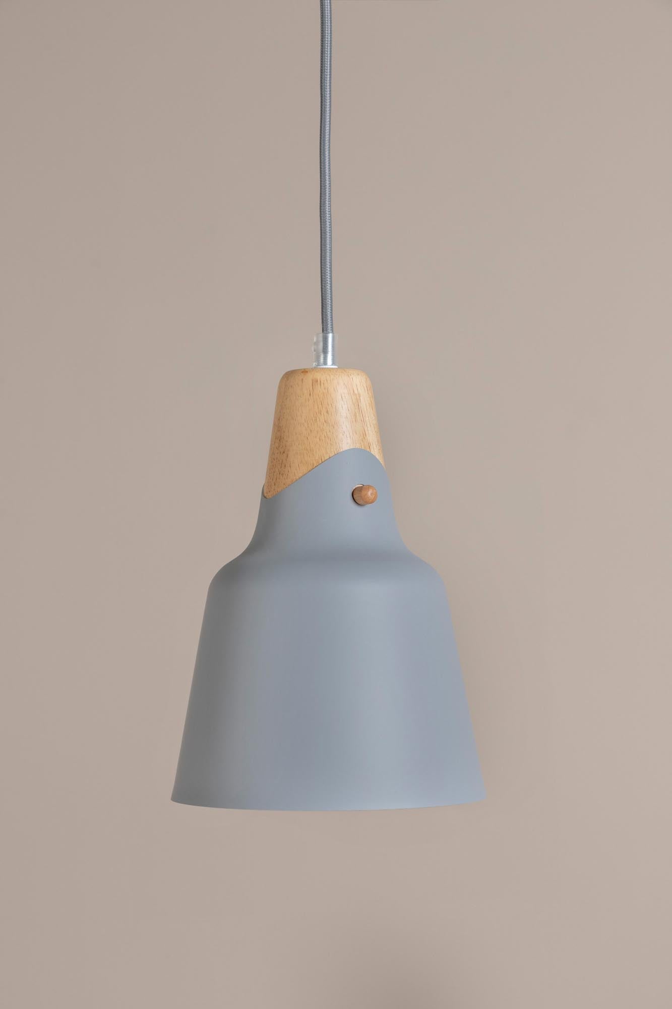 Elegante Rigel Pendelleuchte: Graues Aluminium trifft Walnuss, ideal für stilvolle Akzente in jedem Raum.