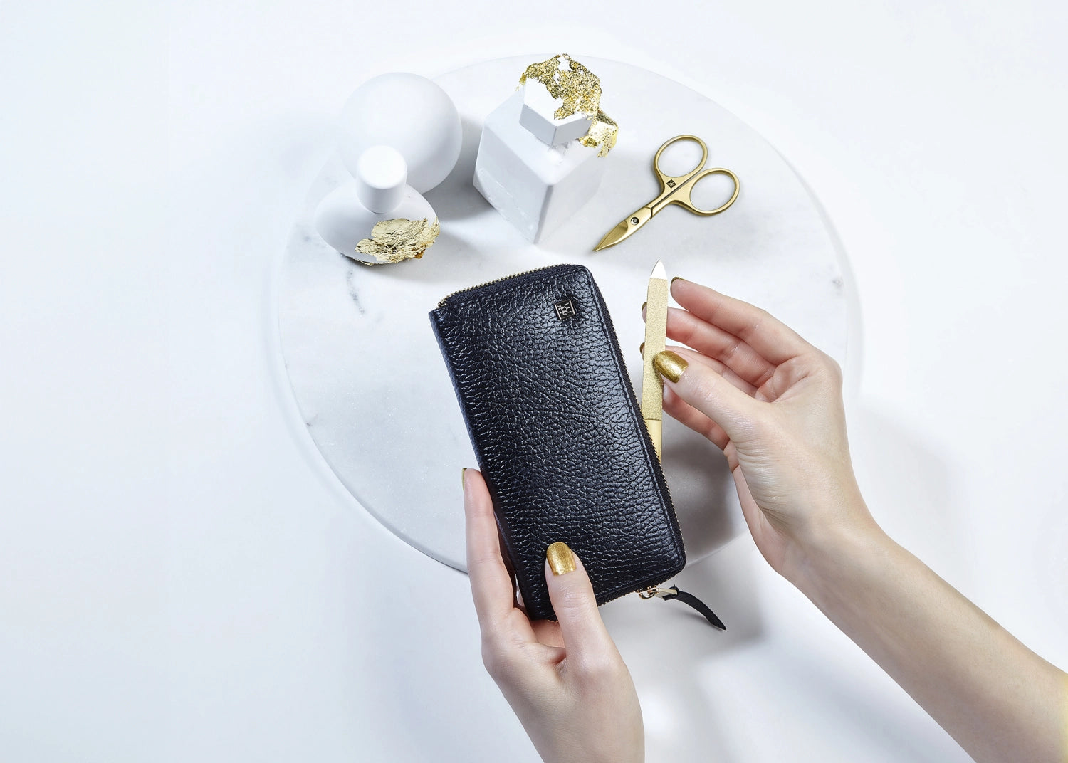 Erleben Sie das stilvolle Classic INOX Rahmenetui von Zwilling Beauty. Fünf hochwertige Edelstahl-Instrumente, ideal für unterwegs und die tägliche Pflege.