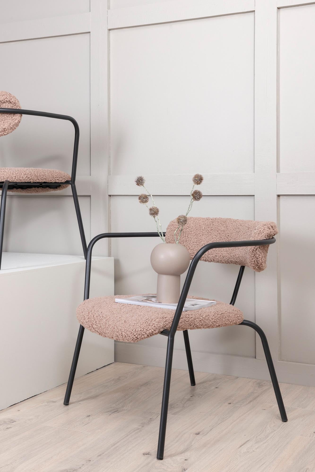 Duffy Sessel von Venture Home: Luxuriöser Samt, ergonomische Form und robuste Bauweise für höchsten Komfort und zeitlose Eleganz.