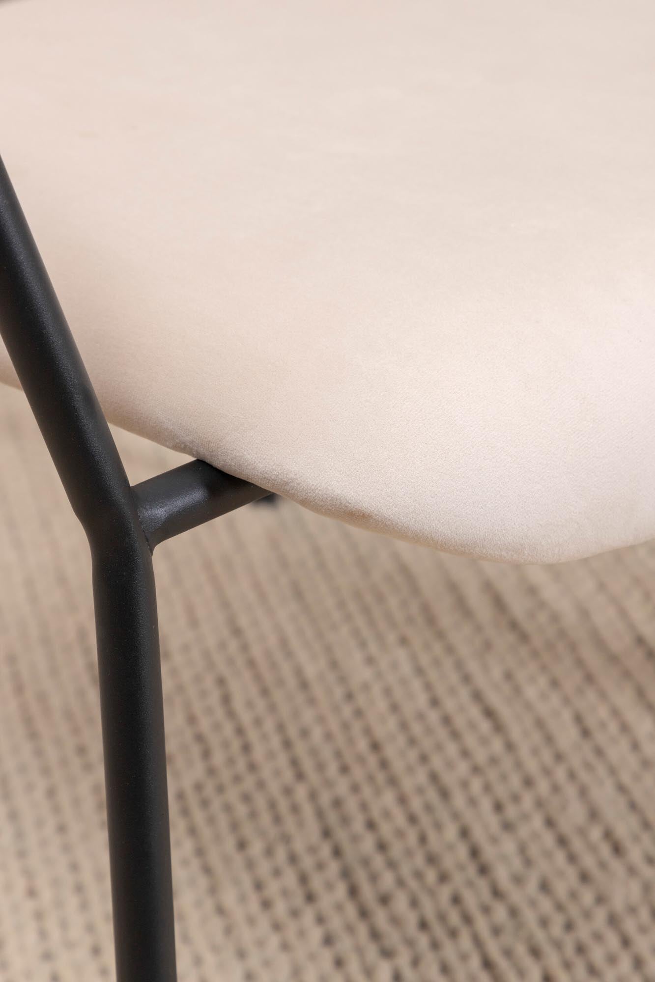 Duffy Sessel von Venture Home: Beiger Samt, ergonomisches Design, robuste Metallbeine. Ideal für stilvolle Entspannung in jedem Raum.