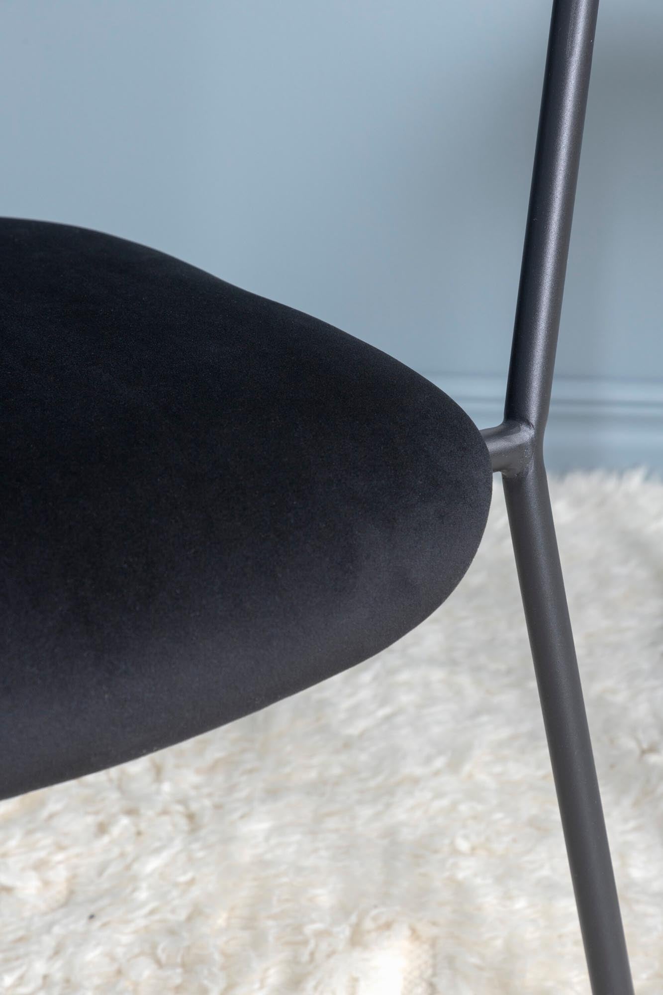 Entdecken Sie den Duffy Sessel von Venture Home: Stilvolles Design, weicher Samt und langlebige Konstruktion für einladenden Komfort in Ihrem Zuhause.