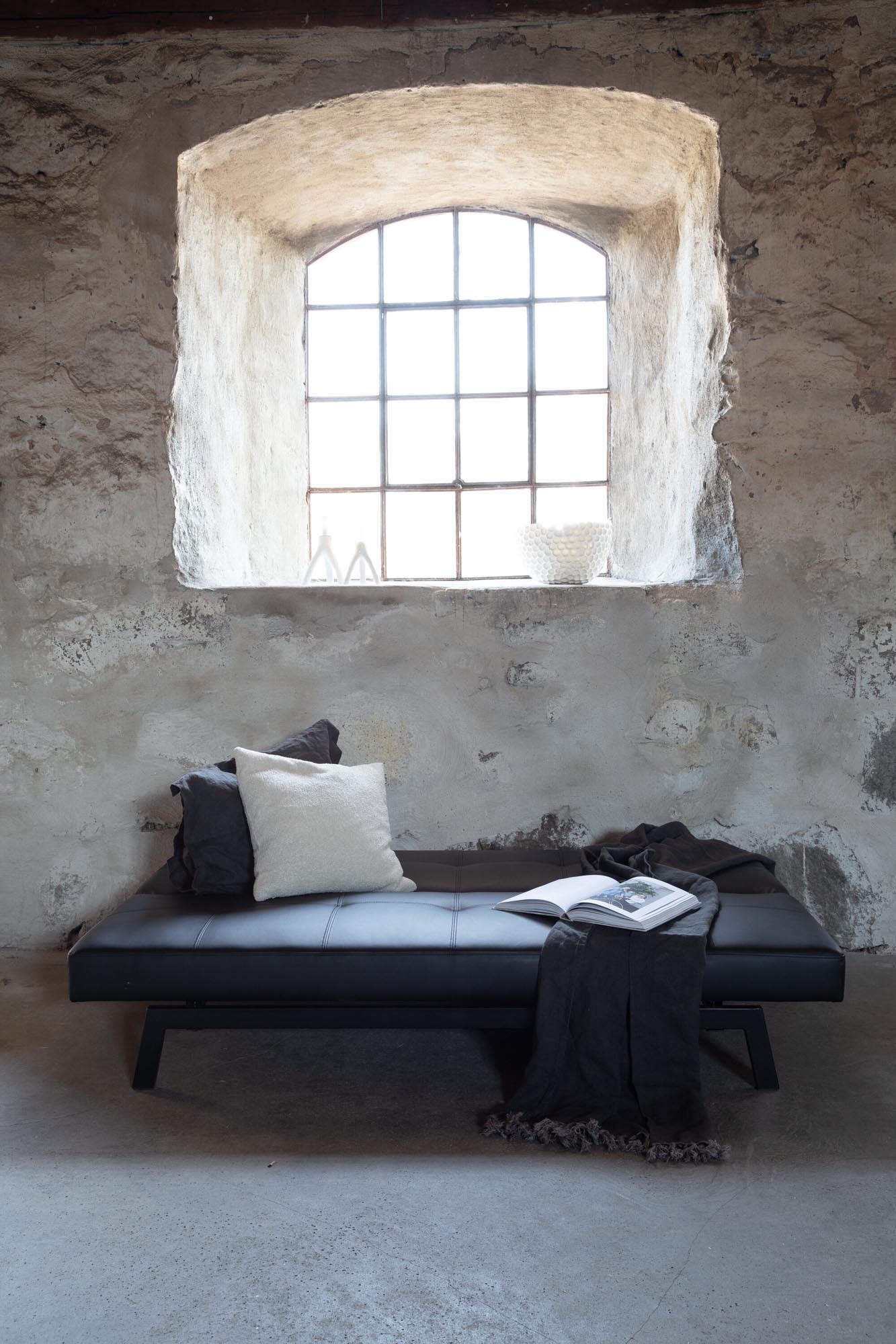 Entdecken Sie das Bodil Sofa von Venture Home: Stilvolles Design, hochwertiger Cordstoff und vielseitige Nutzung für Ihr Zuhause.