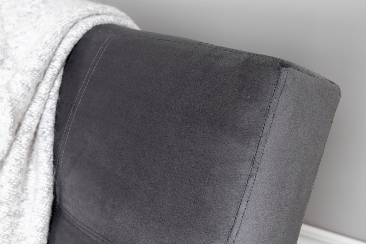 Bodil Sofa in Dunkelgrau präsentiert im Onlineshop von KAQTU Design AG. Bettsofa ist von Venture Home